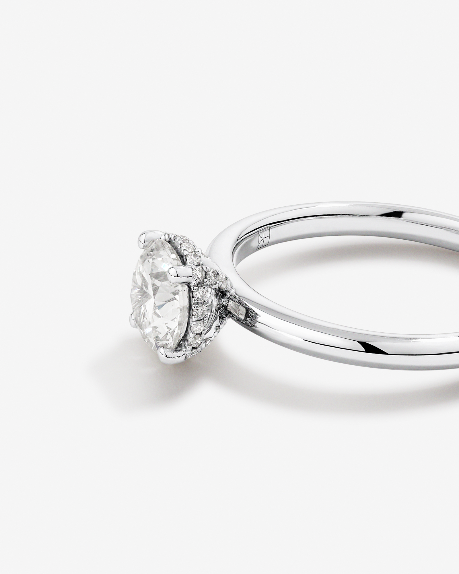 1,05 Carat Poids Total Bague De Fiançailles Solitaire En Diamant Rond Brillant Avec Pavé Caché Et Halo, En Platine
