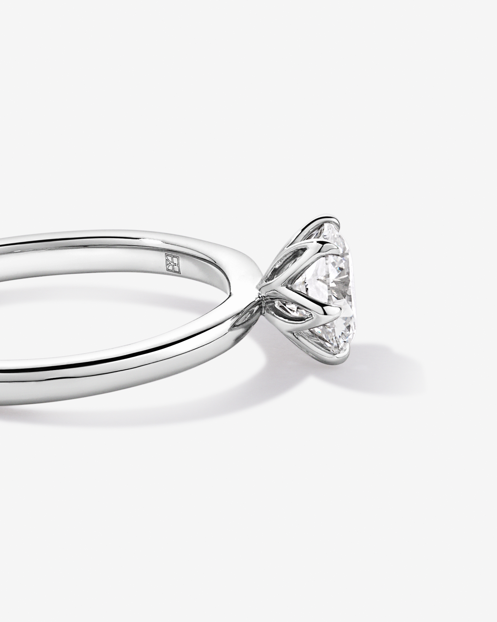 Bague solitaire ronde brillante TW 1,00 carat en platine recyclé