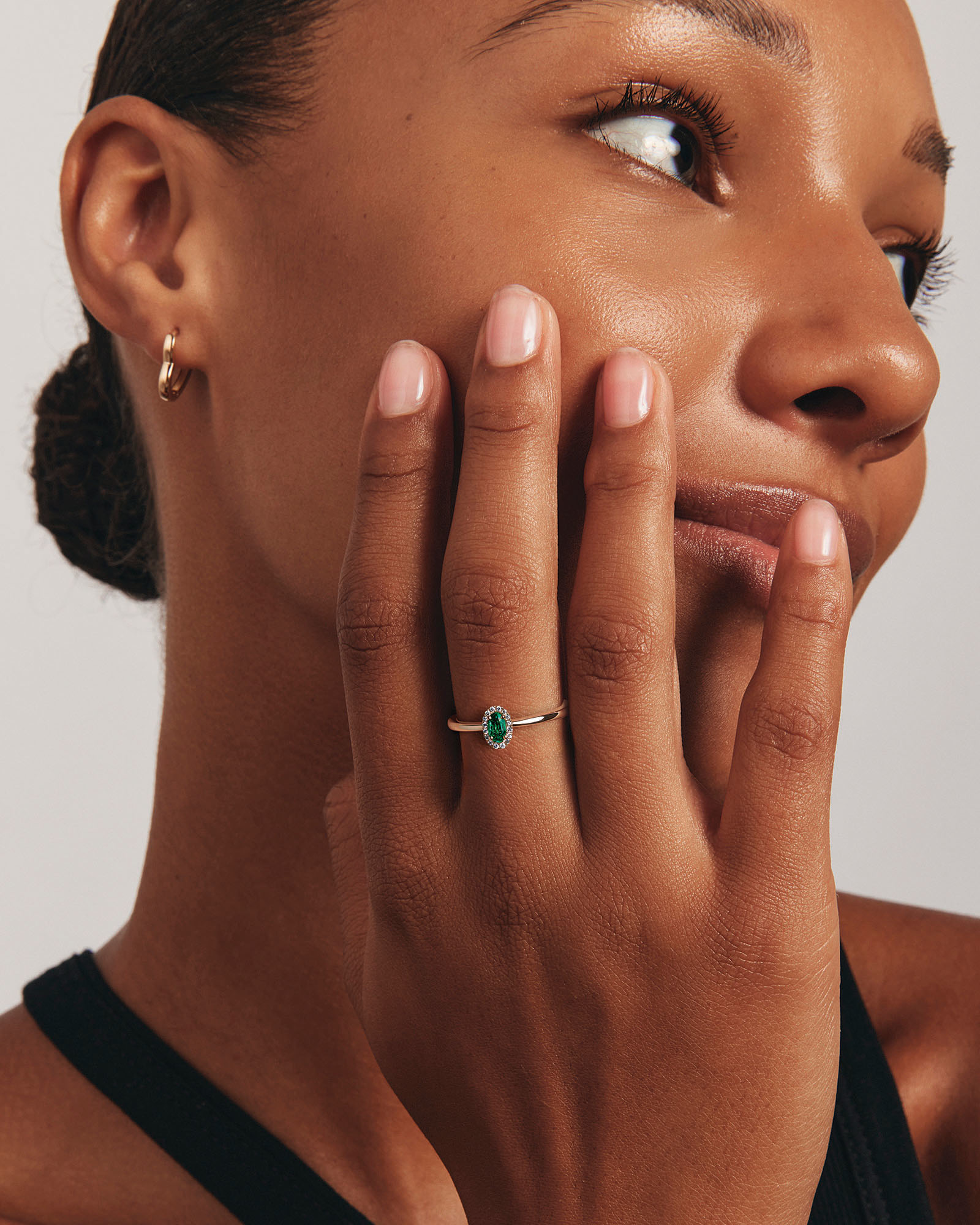 Bague Halo en Pierre Précieuse Émeraude Verte Taille Ovale et 0,08 Carat TW Diamant en Or Jaune 10 kt