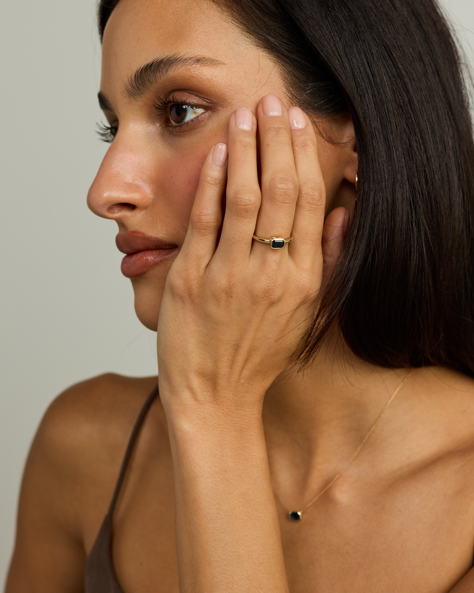 Bague sertie de lunette à lunettes émeraude en saphir australien or jaune 10 carats