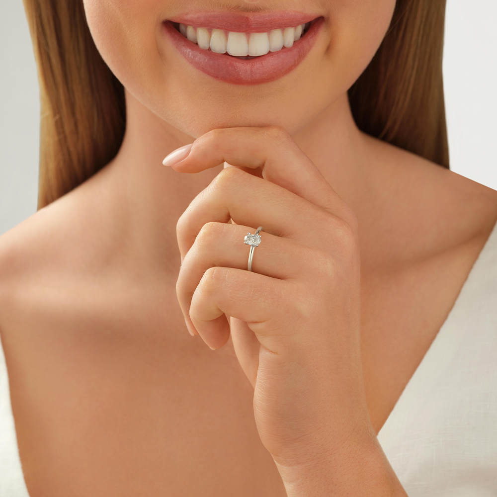 Bague à solitaire ovale en or blanc 14 K avec diamants totalisant 0,50 ct