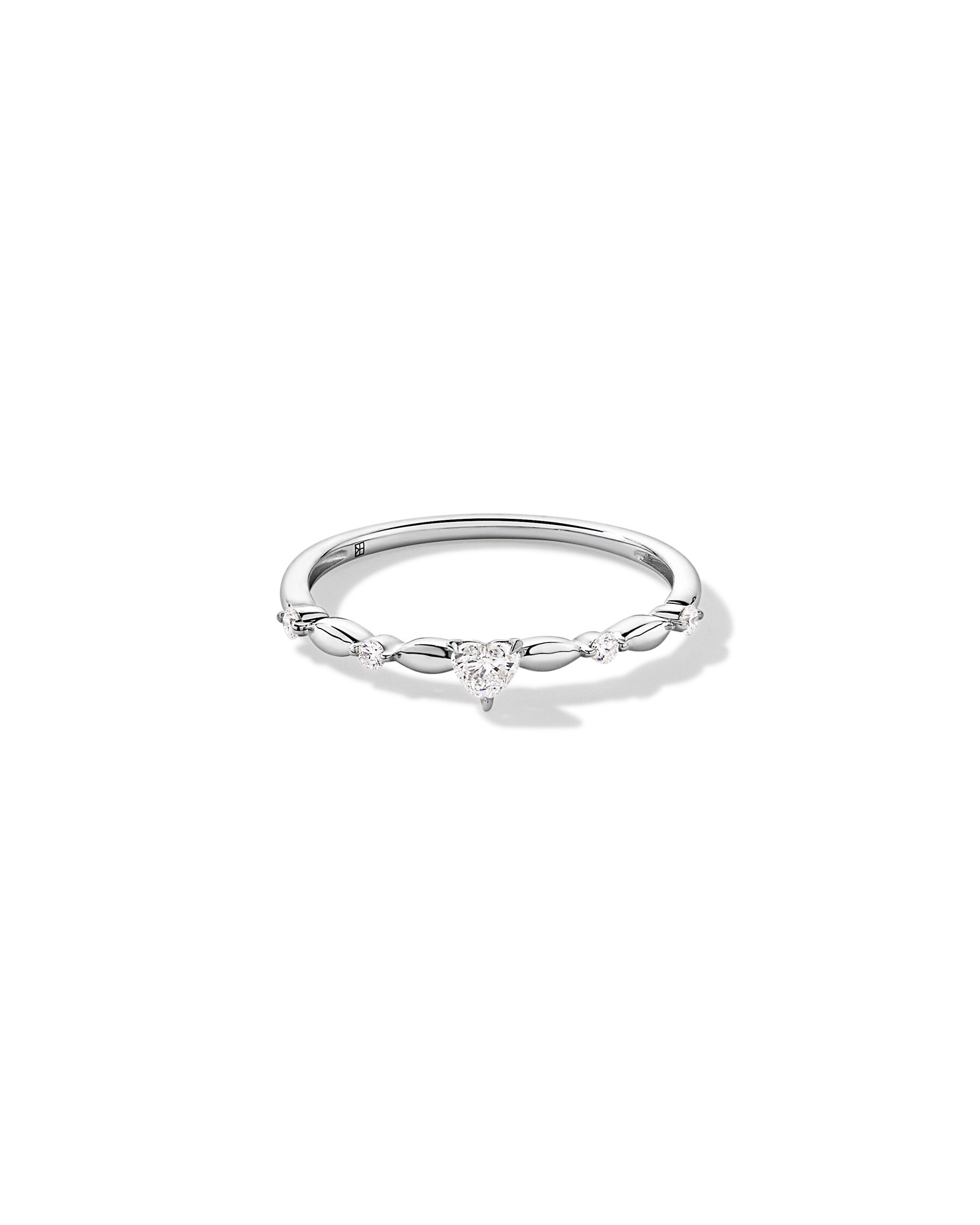 Bague de promesse en or blanc 10 carats avec diamants laboratoire taille brillant (ronds et cœur) – Poids total 0,15 carat