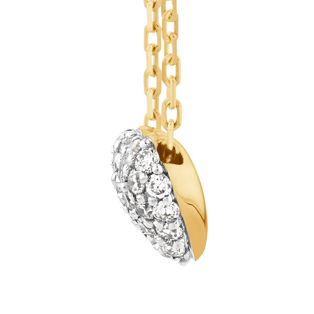 Collier à cœur miniature bombé en or jaune 10 K et rhodium avec diamants totalisant 0,12 ct