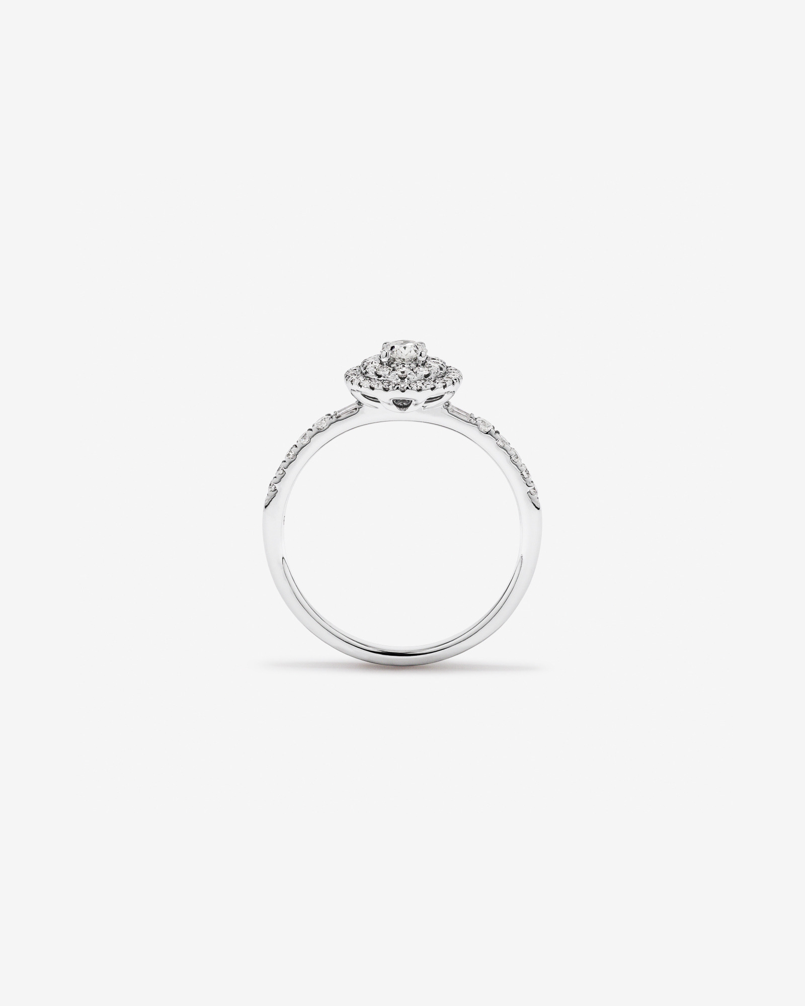 0,58 carat TW bague de fiançailles halo avec diamant ovale et accents latéraux baguette en or blanc 14 carats