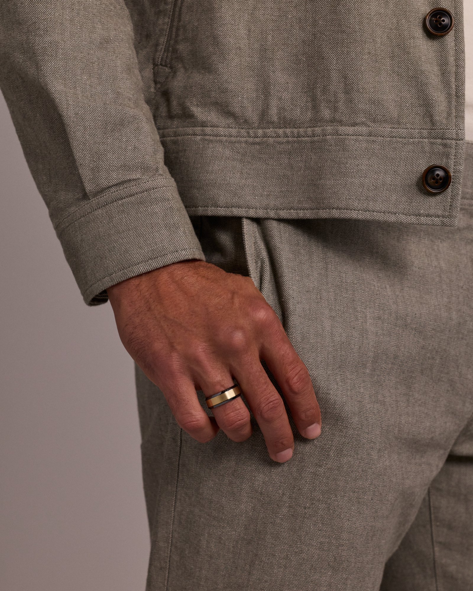 Bague en titane noir avec audacieuse incrustation en or jaune 10 carats