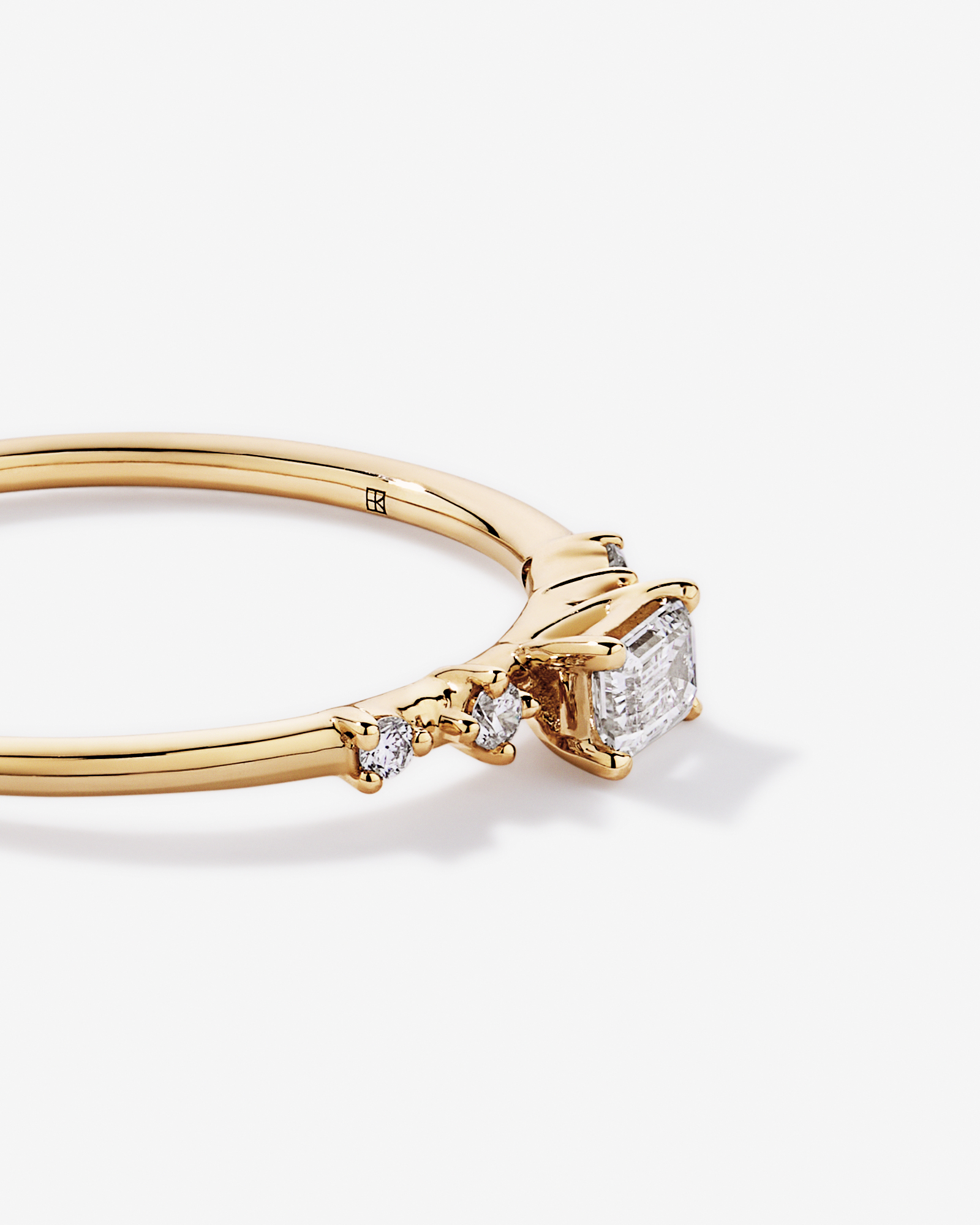 Bague de promesse en or jaune 10 carats avec diamants laboratoire (poids total 0,20 carat) taille émeraude et brillant ronde