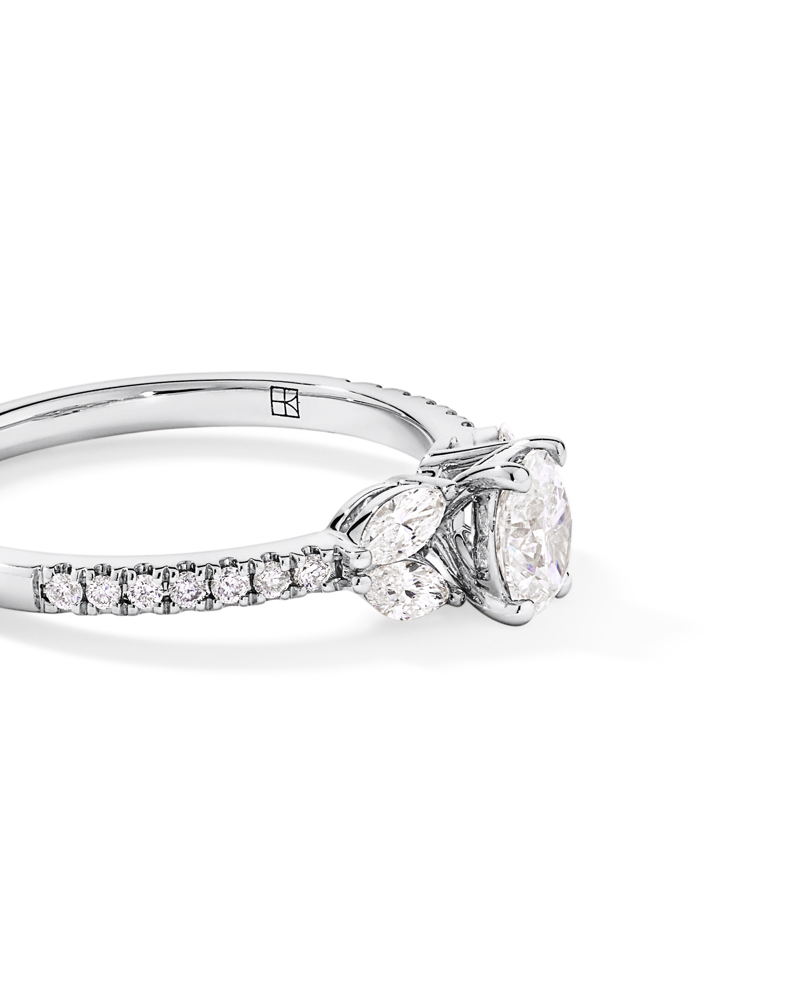 Bague en or blanc 14 carats sertie de diamants ovales, ronds brillants et marquise (0,59 carat au total) sur les côtés