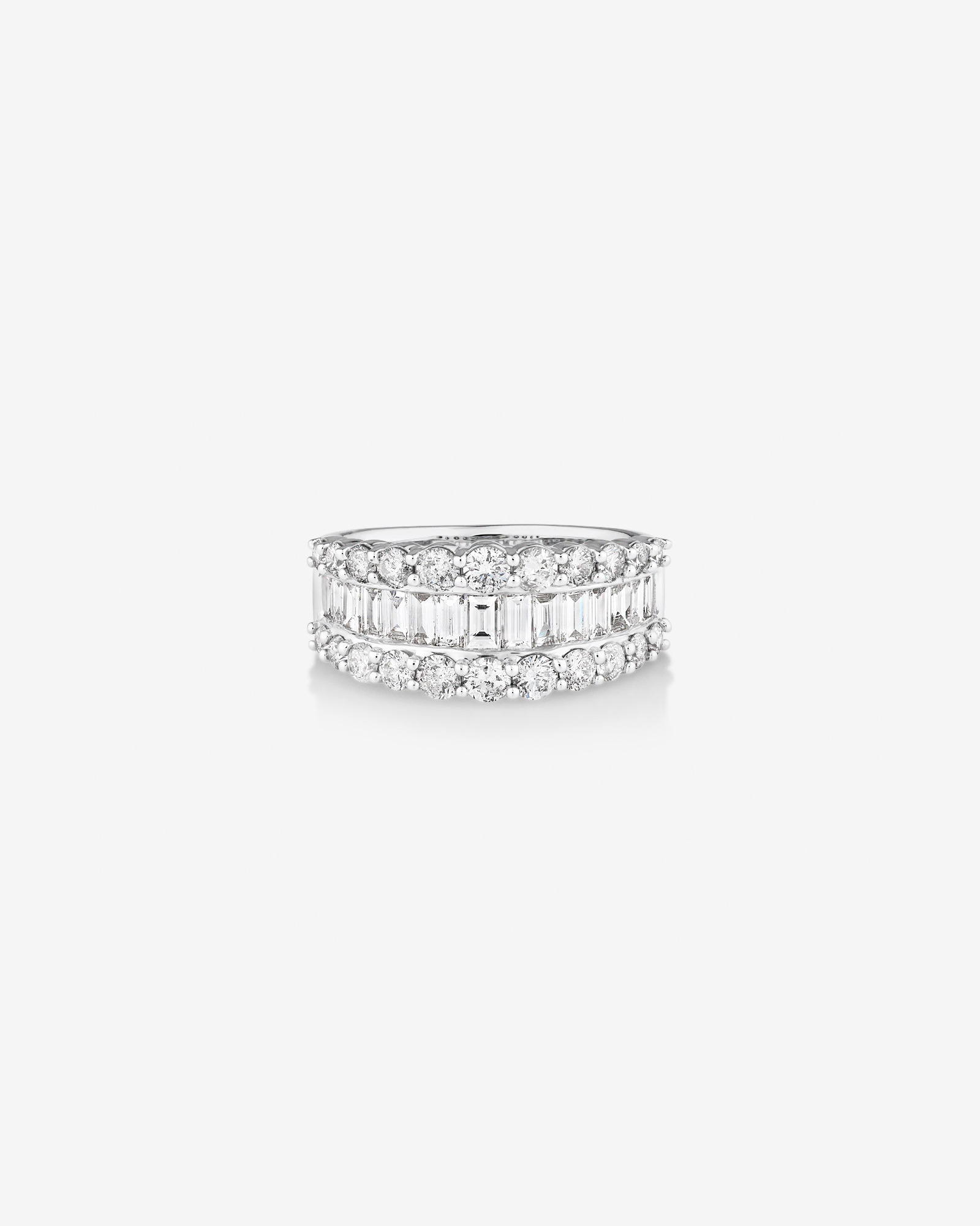 Bague en or blanc 14 K avec diamants totalisant 2 ct