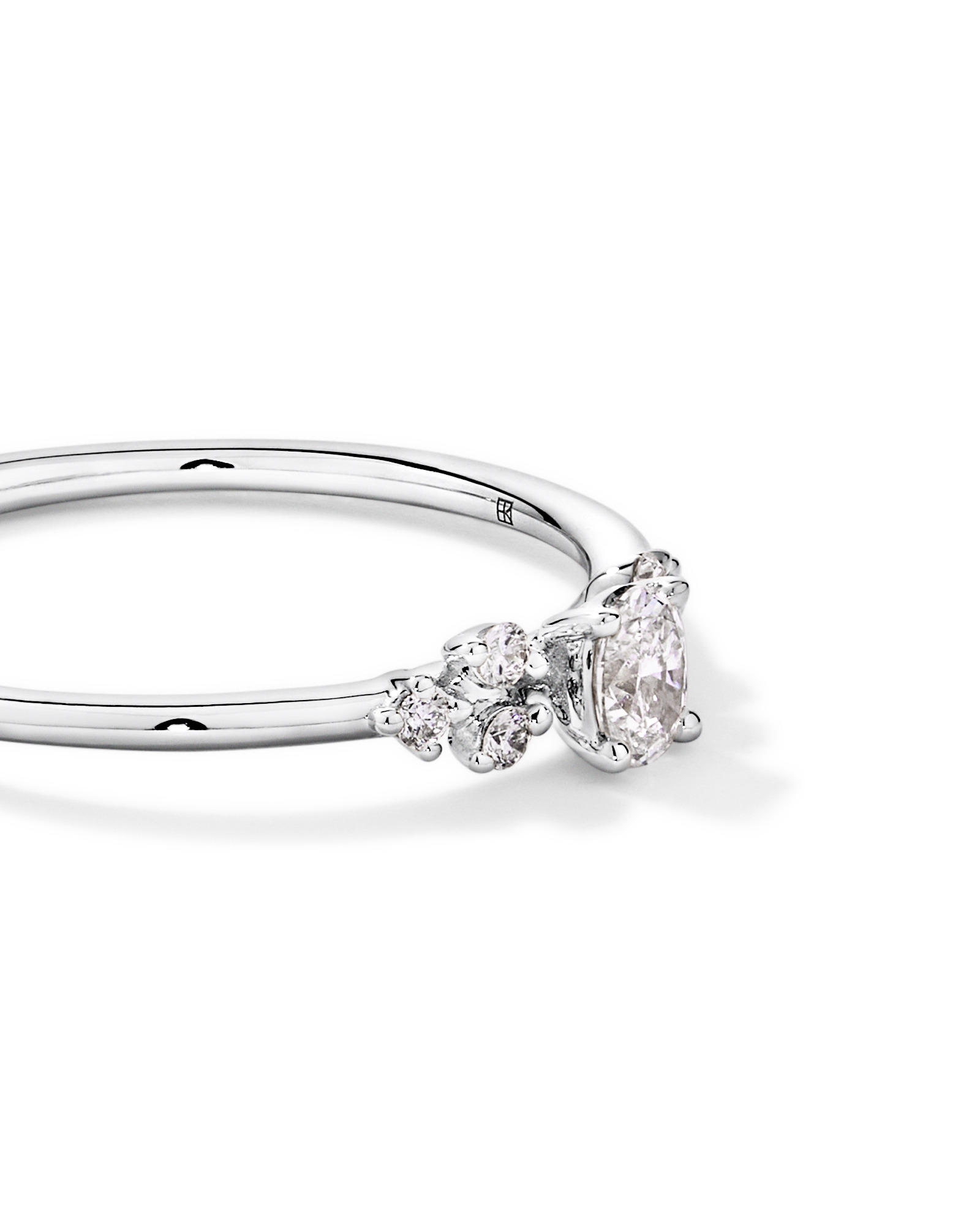 Bague de promesse en or blanc 10 carats avec diamants laboratoire taille ovale et brillant rond (poids total 0,20 carat)