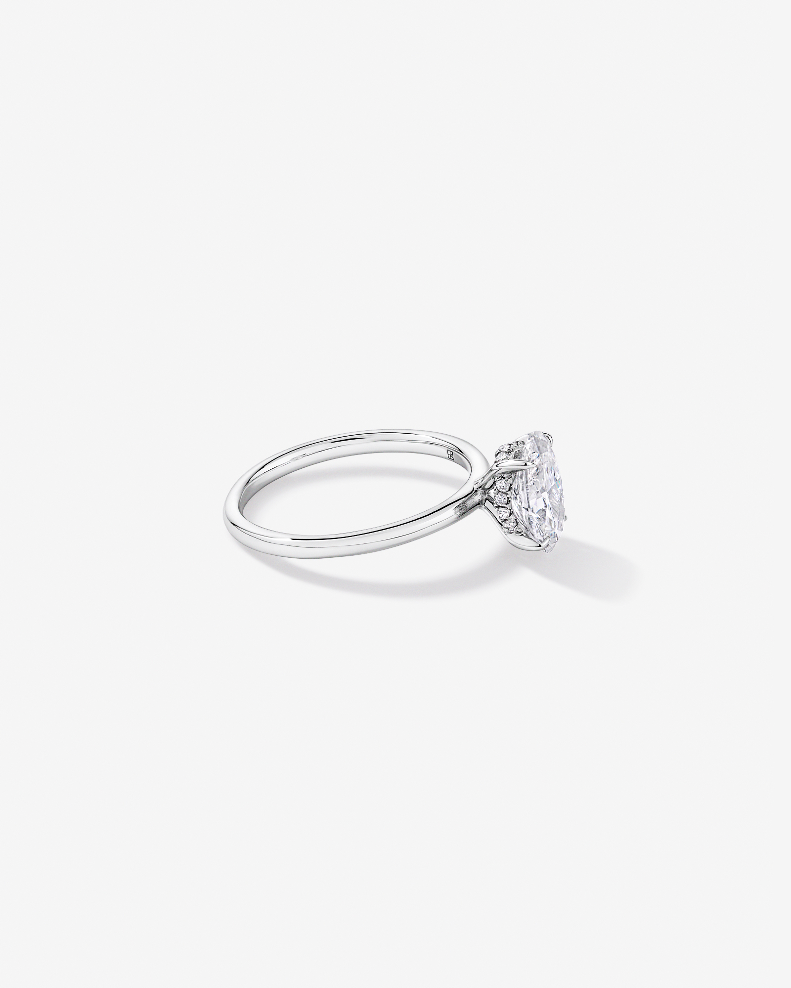 Bague solitaire en or blanc 14 carats sertie d'un diamant ovale de synthèse 1,57 carat