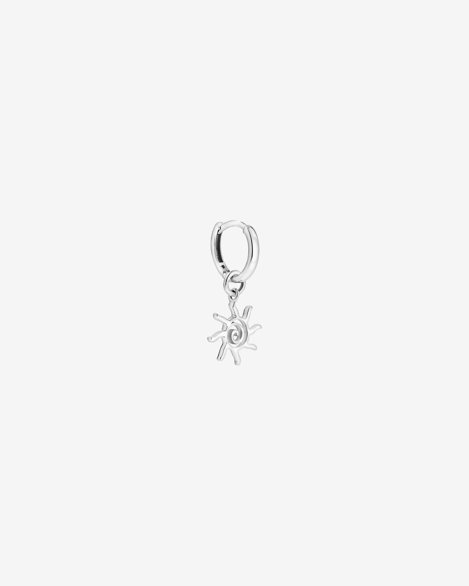 Charme de boucle d’oreille Soleil ondulé en argent sterling