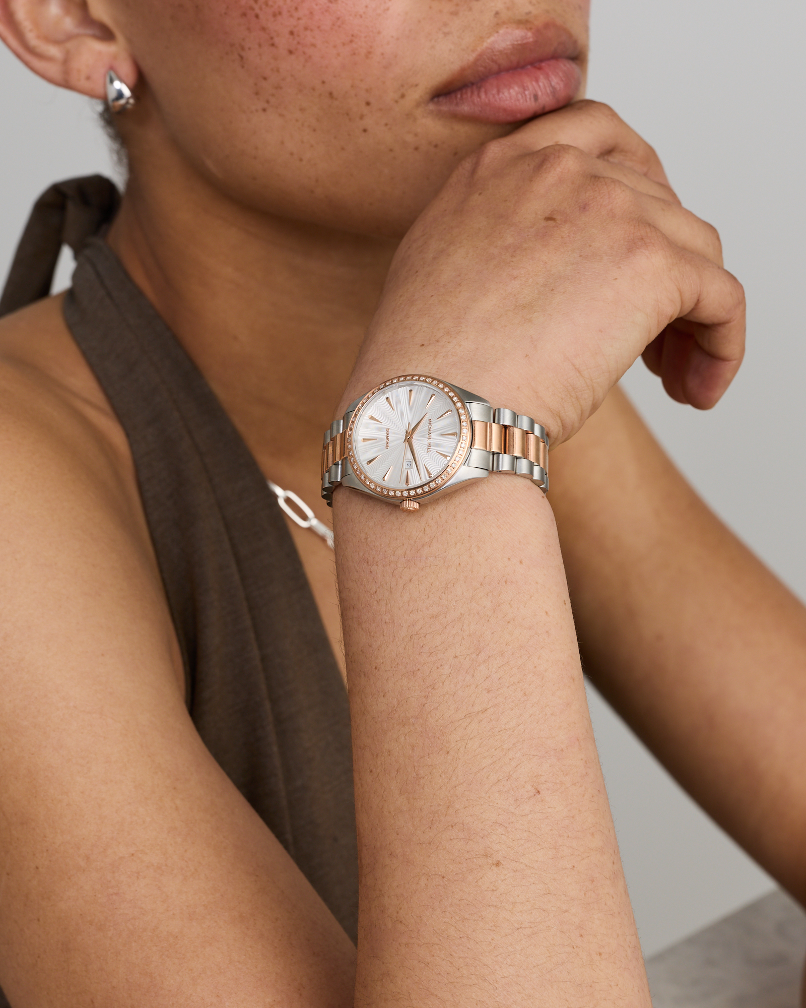 Montre pour femme avec 0,60 carat de diamants sertis sur la lunette en acier inoxydable ton rose