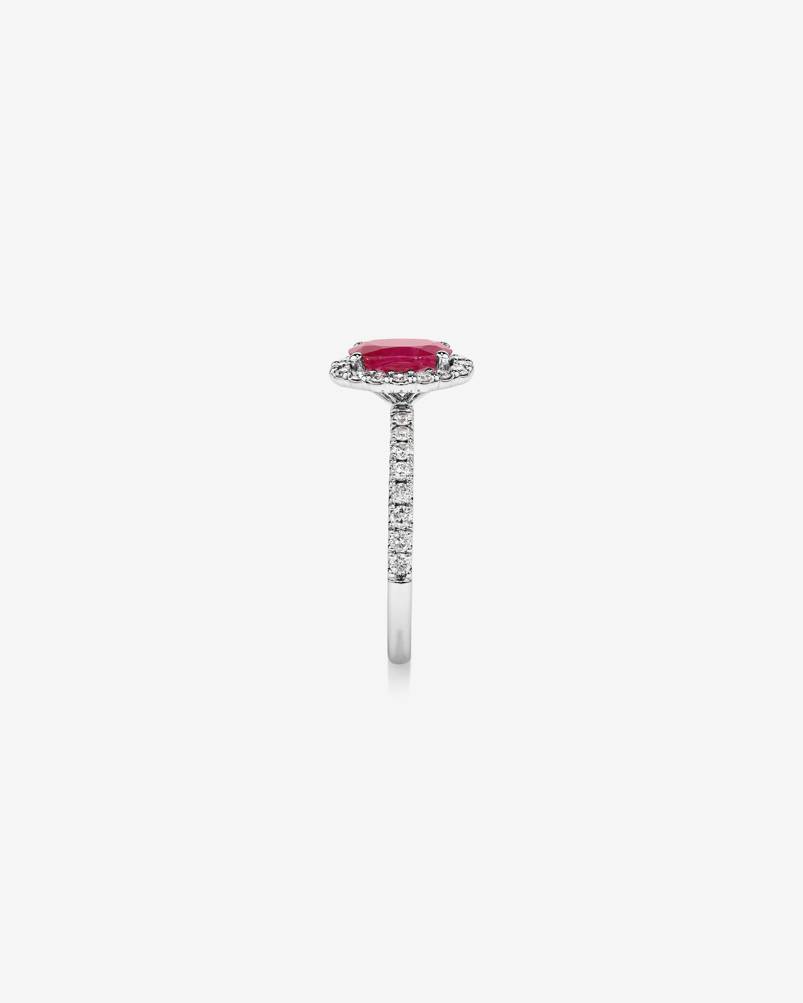 Bague Halo en Pierre Précieuse Rubis Rouge Taille Ovale et 0,60 Carat TW Diamant en Or Blanc 14 kt