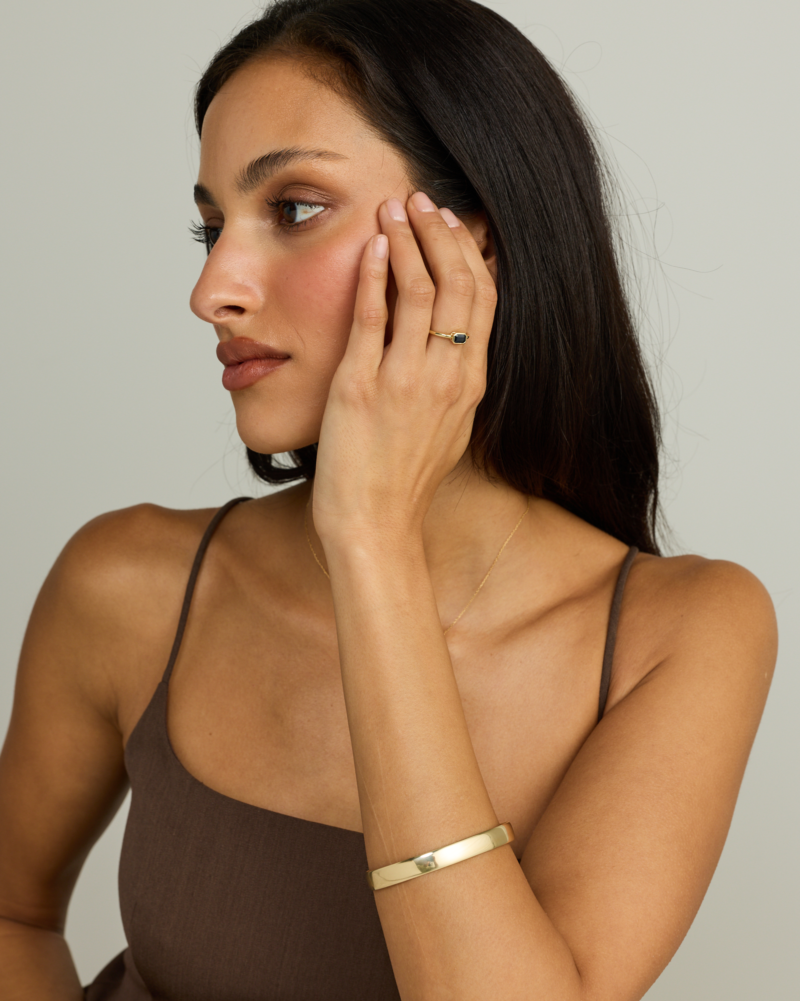 Bague sertie de lunette à lunettes émeraude en saphir australien or jaune 10 carats