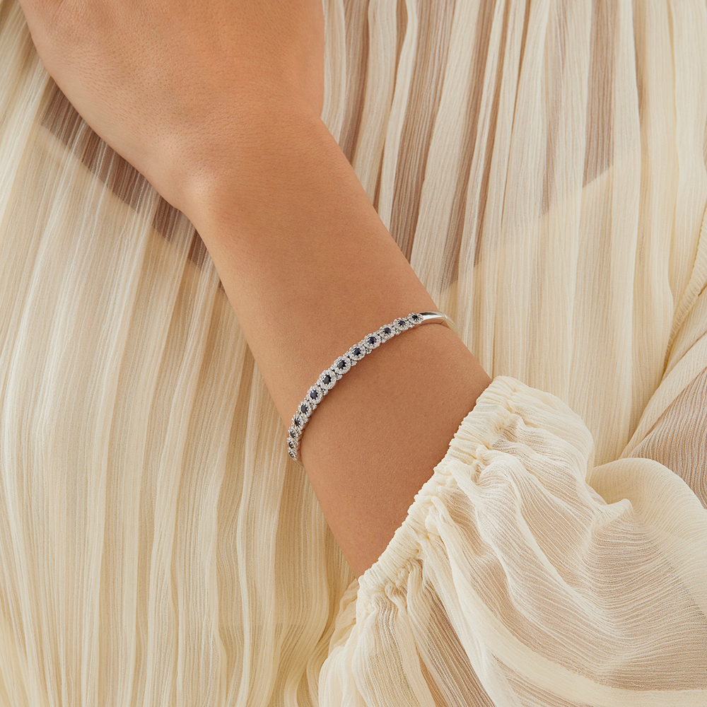 Bracelet jonc à bulles en or blanc 14 K avec saphir et diamants totalisant 1,03 ct