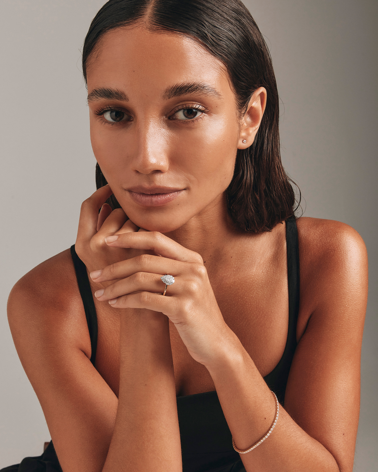 Bague de fiançailles halo en or jaune et blanc 14 carats avec diamant taille poire, marquise et brillant rond d'un poids total de 0,67 carat.