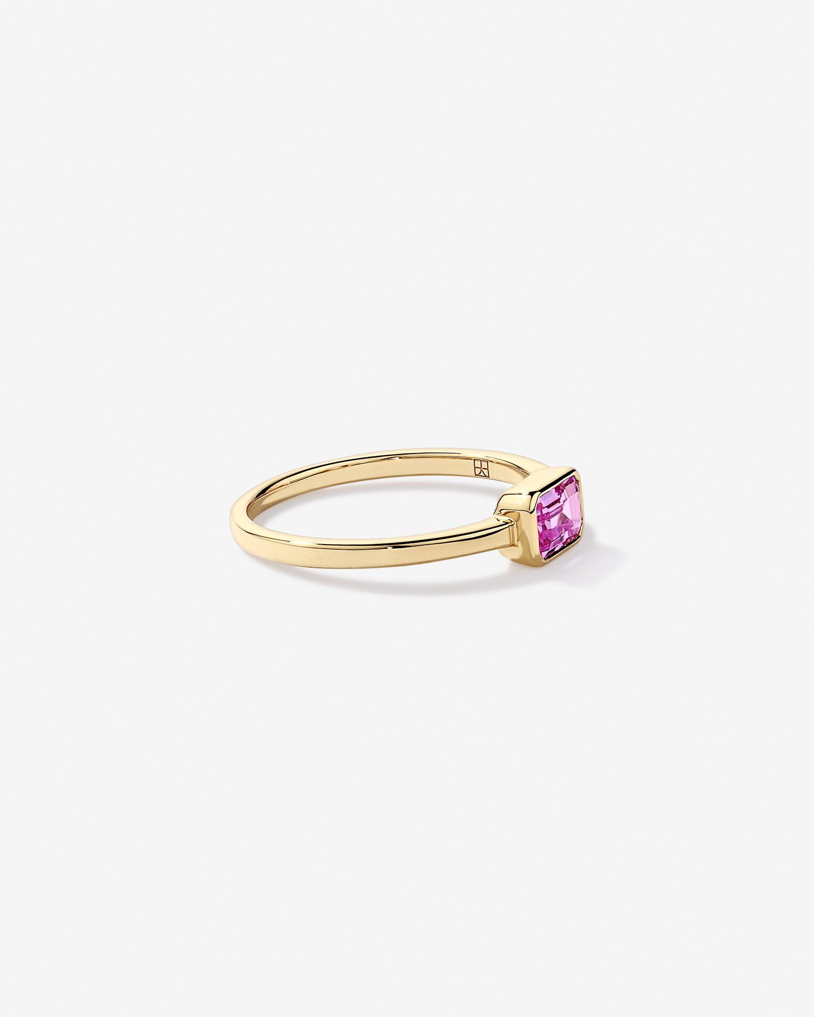 Anneau en lunette saphir sculpté d’est ouest or jaune 10 carats