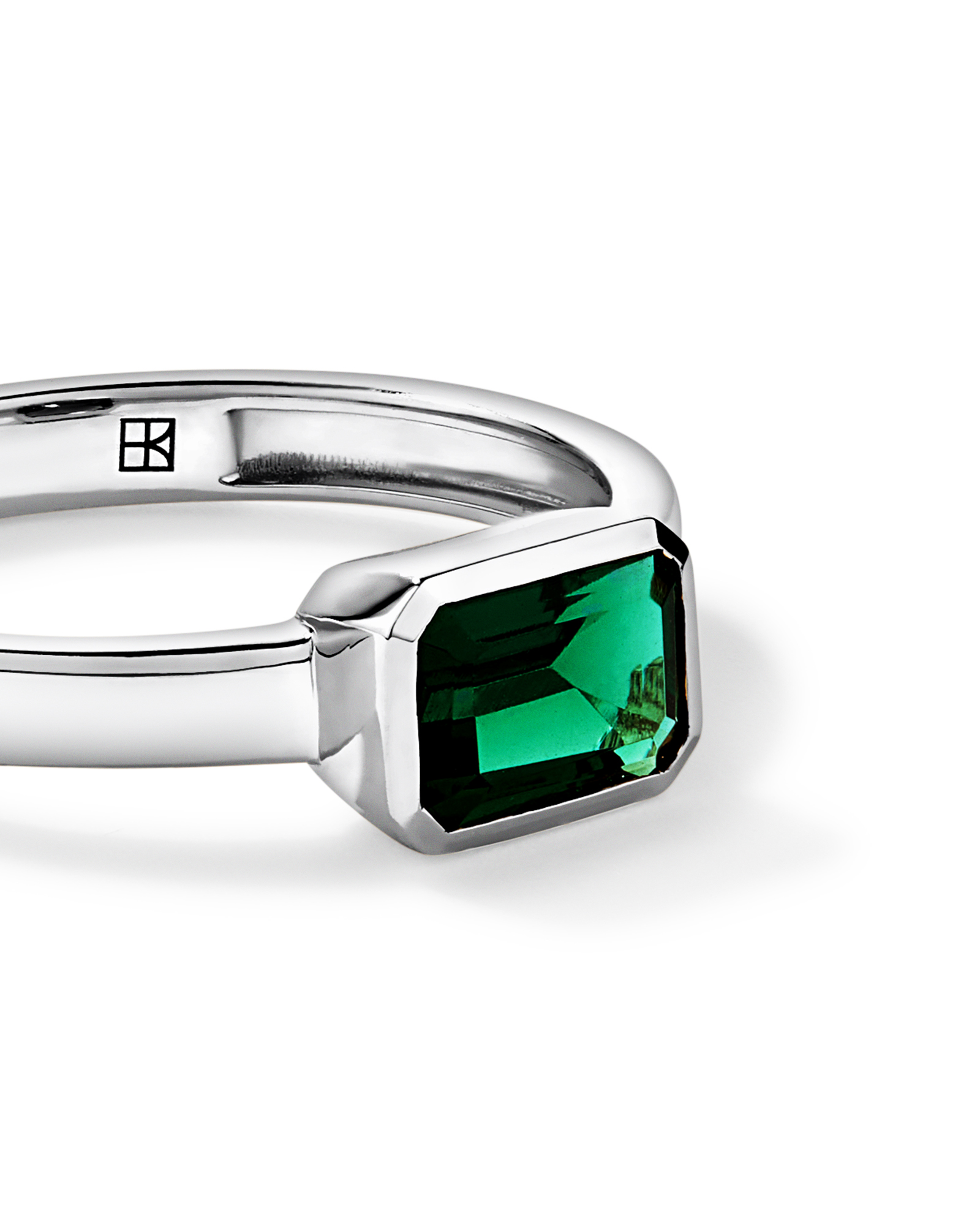 Création d’une bague en lunette émeraude or blanc 10 carats