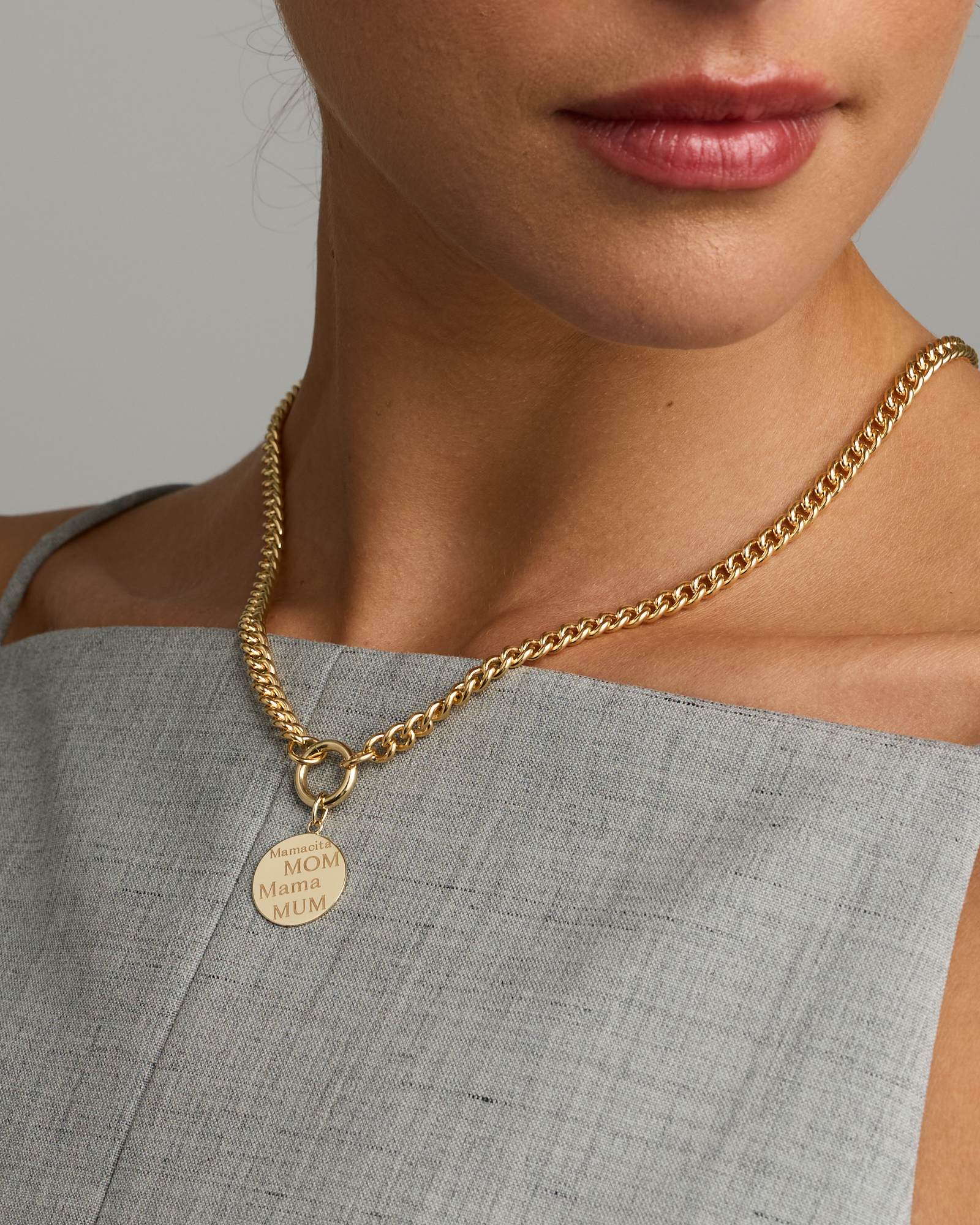 Engravable Mum Round Pendant in 10kt Yellow Gold