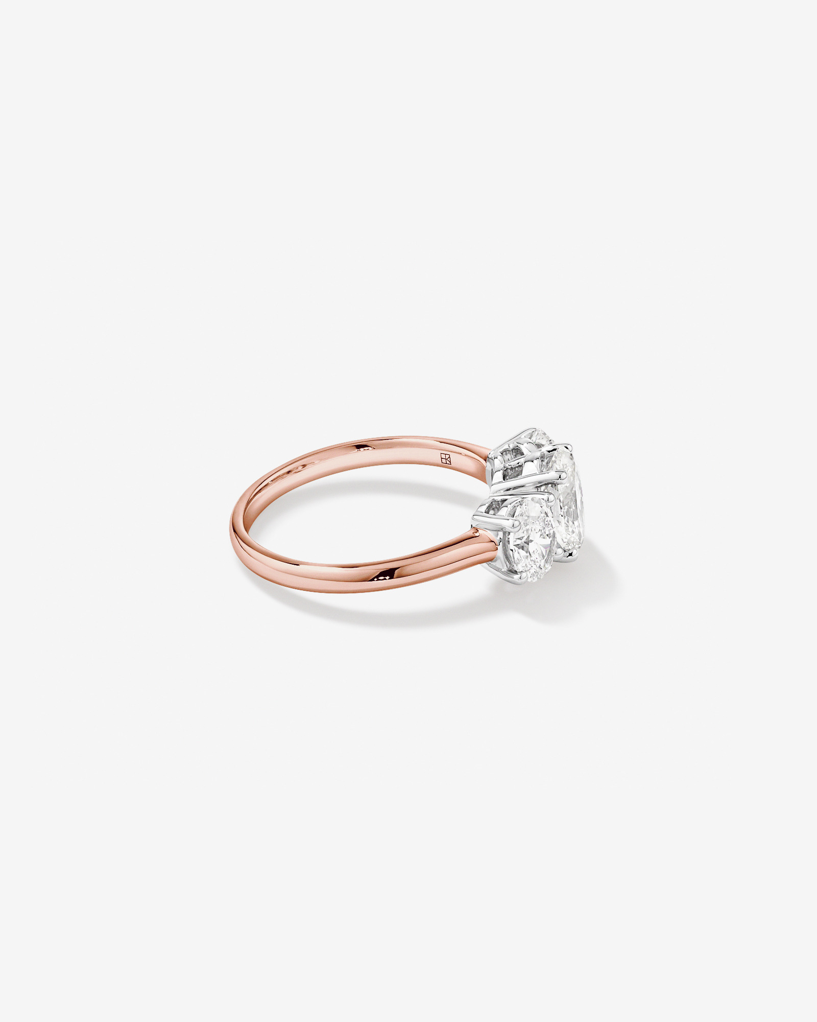 Bague de fiançailles ovale en diamants cultivés en laboratoire de trois carats de 2 carats en or rose et blanc 14 carats