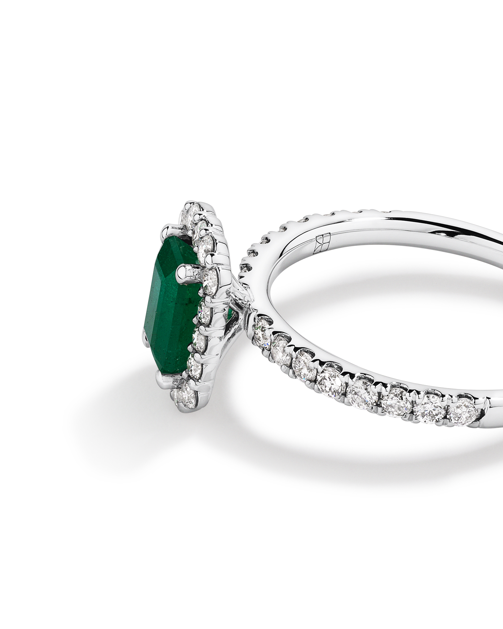 Bague Halo en Pierre Précieuse Émeraude Verte Taille Émeraude et 0,60 Carat TW Diamant en Or Blanc 14 kt