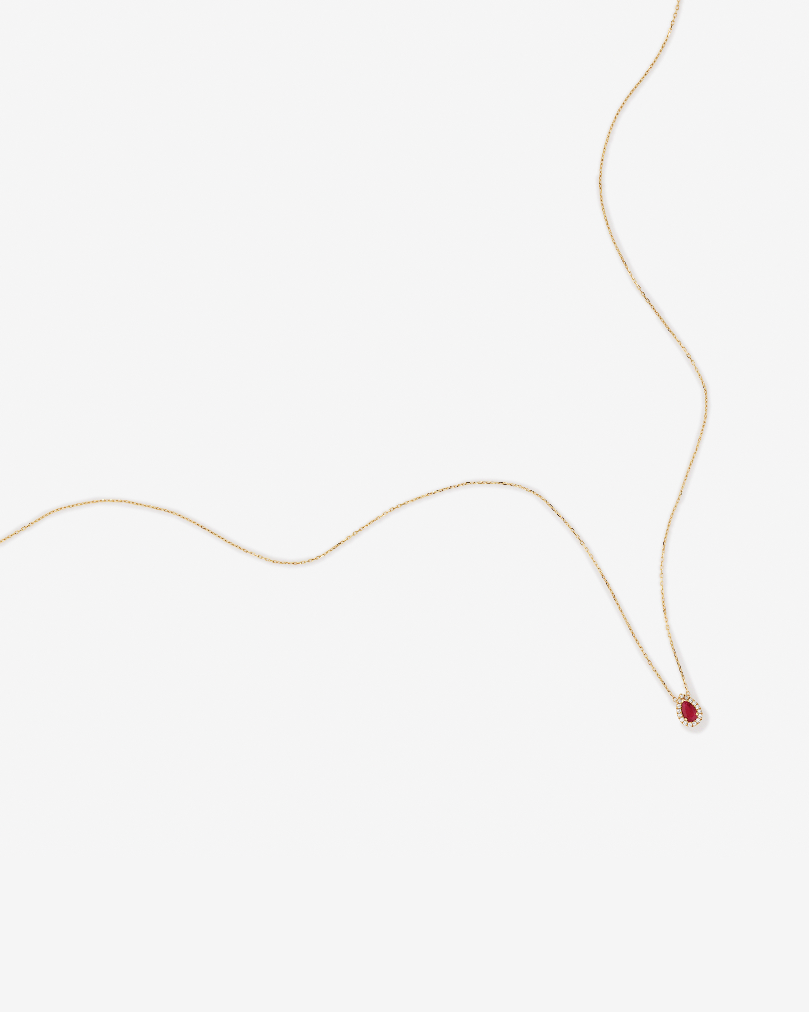 Collier Halo en Pierre Précieuse Rubis Rouge Taille Poire et 0,05 Carat TW Diamant en Or Jaune 10 kt