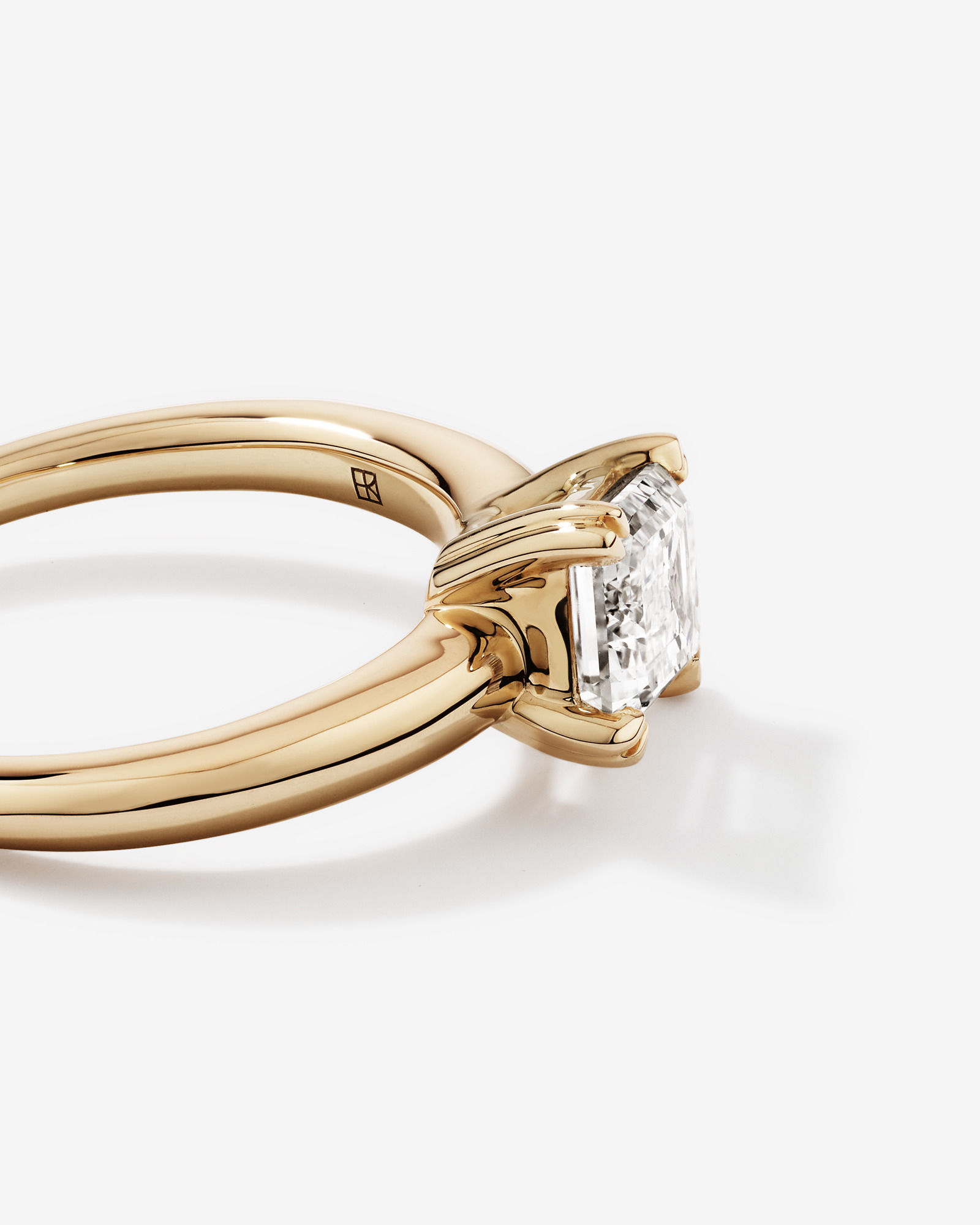 Bague de fiançailles en or jaune 14 carats, sertie d'un diamant taille émeraude East West de 2,00 carats, taille émeraude, cultivé en laboratoire