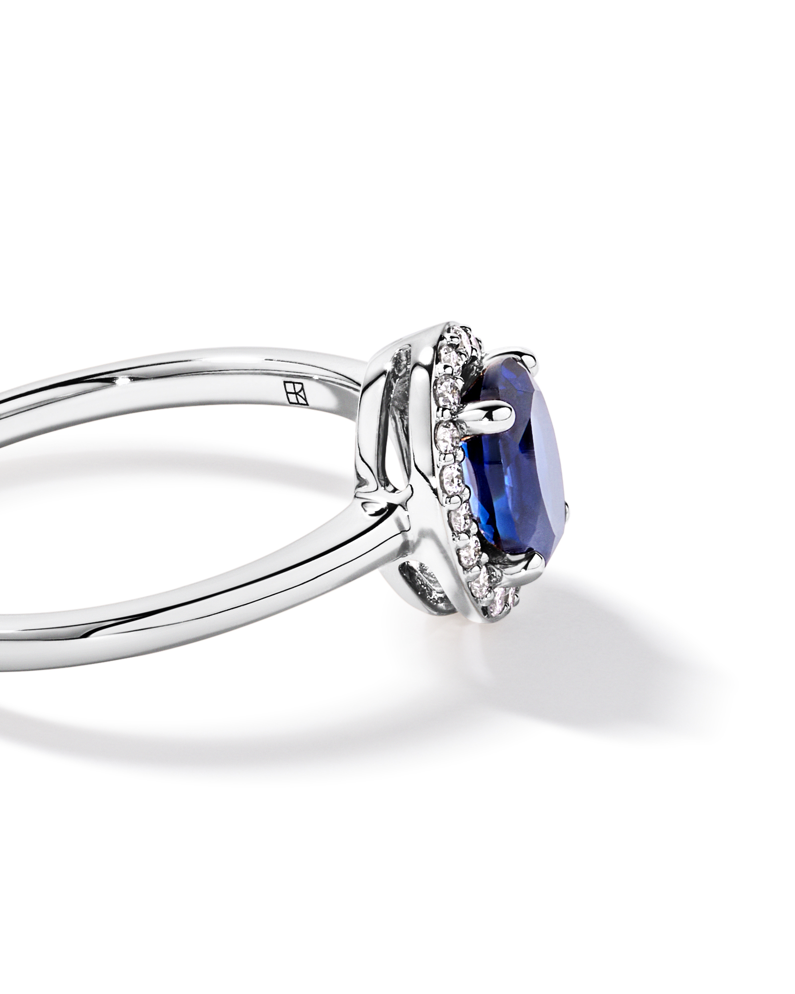 Création de la bague halo en diamant Sapphire & 0.10TW cultivée laboratoire or jaune 10kt et Rhodium