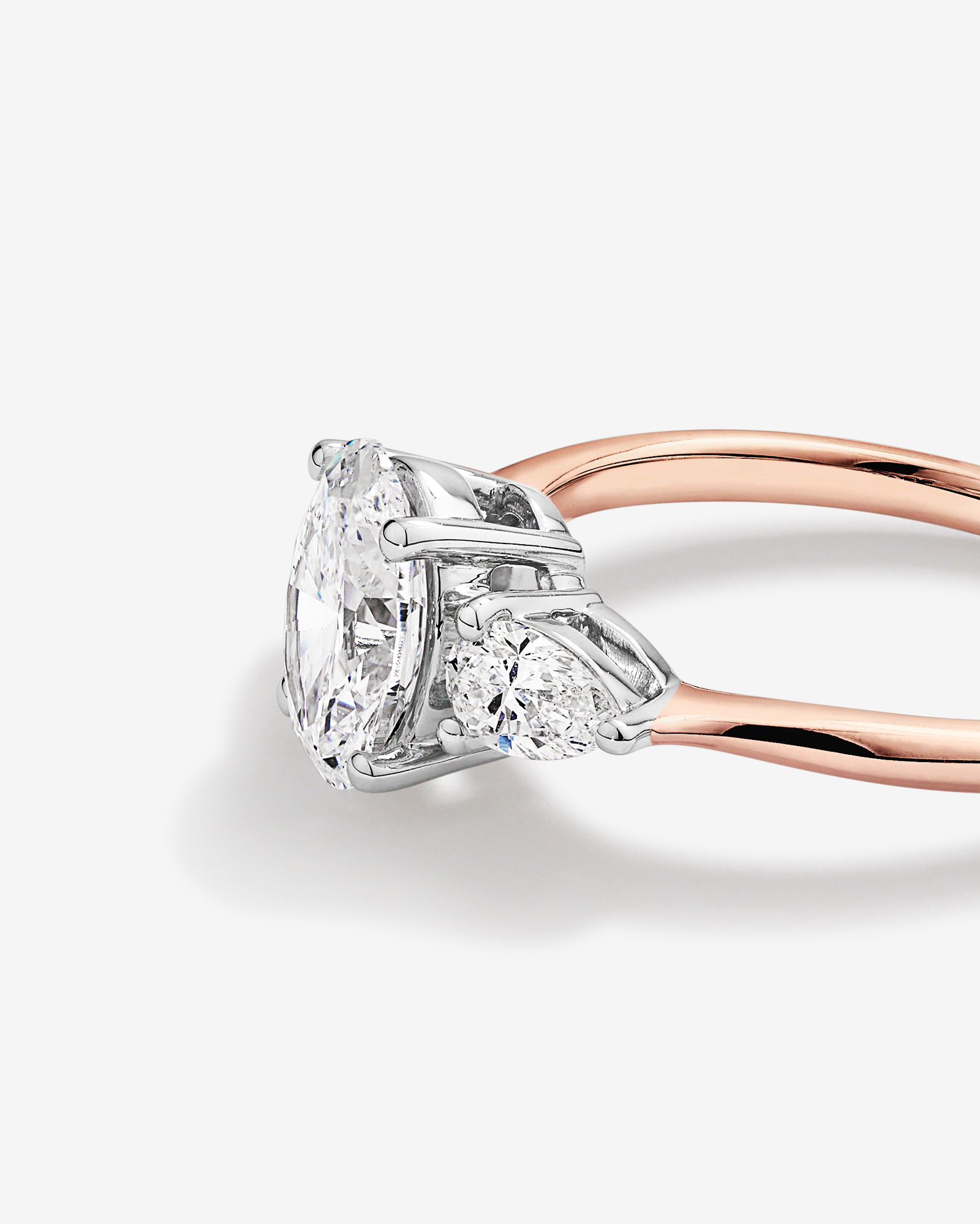 Bague de fiançailles en diamant de laboratoire TW de 1,65 carat en forme de trois pierres ovale et en forme de poire en or rose et blanc 14 carats