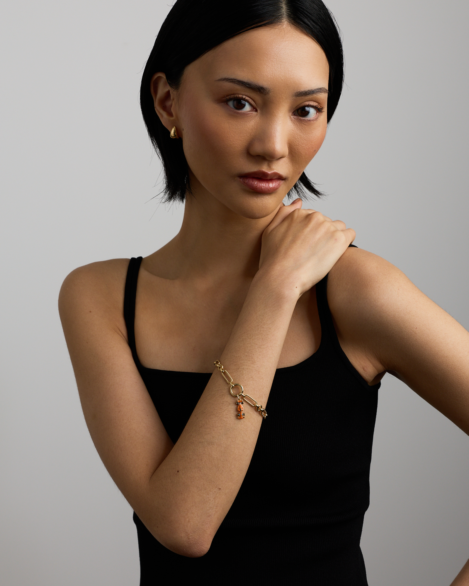 Pendentif voiture de course orange en argent sterling avec bélière en or jaune 10 kt