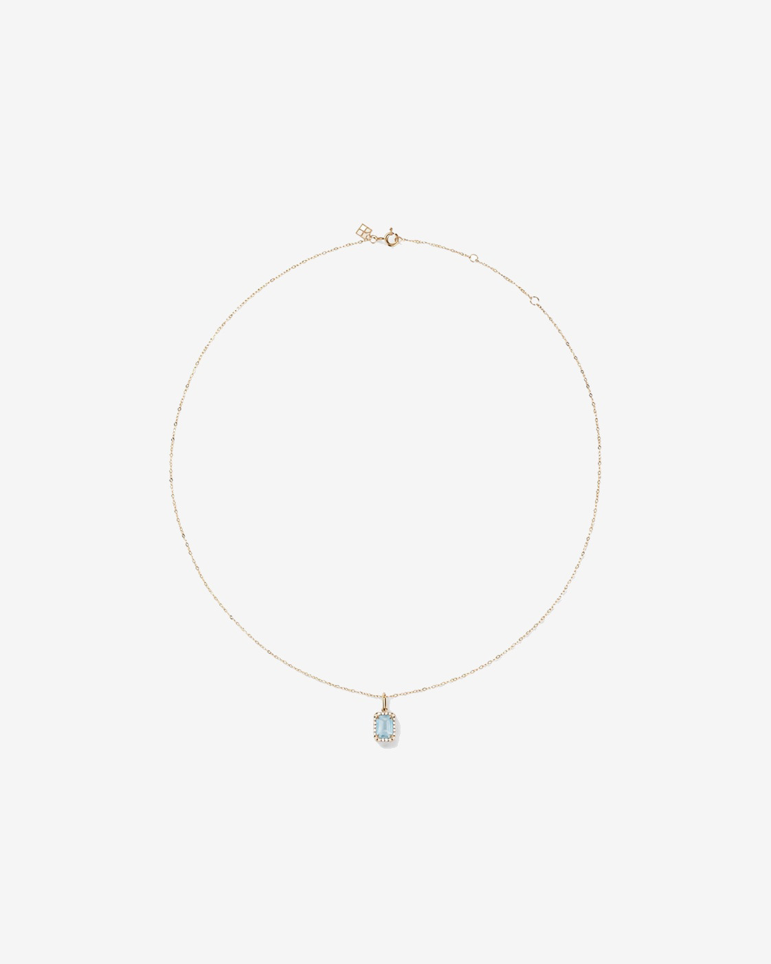 Pendentif halo Aigue-marine taille émeraude avec diamants et chaîne en or jaune 10 ct