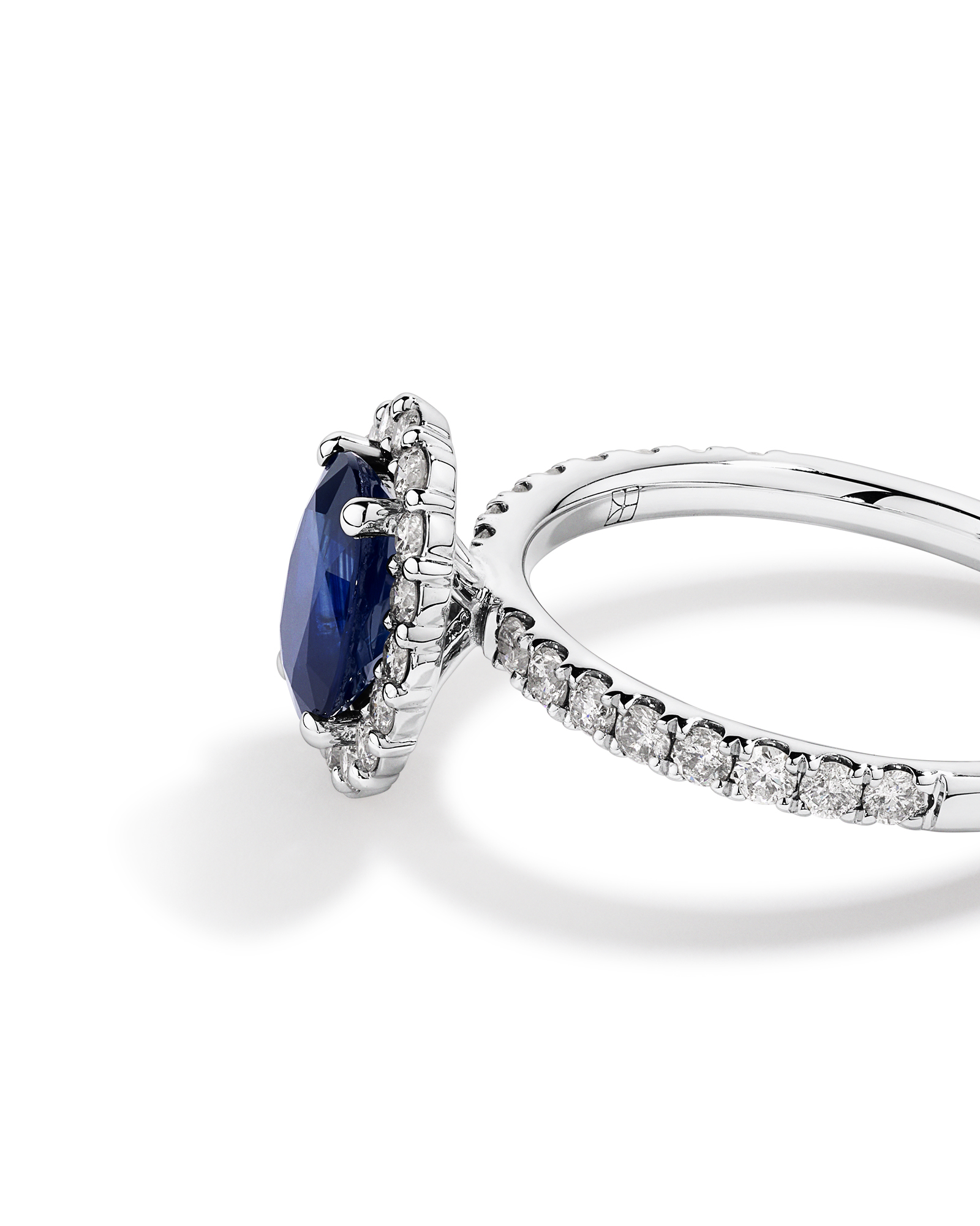 Bague Halo en Pierre Précieuse Saphir Bleu Taille Ovale et 0,60 Carat TW Diamant en Or Blanc 14 kt