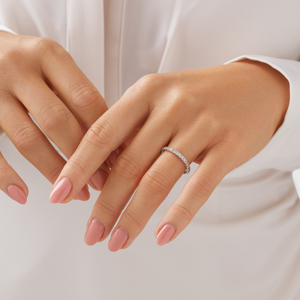 Alliance en or blanc 14 K avec diamants totalisant 0,50 ct