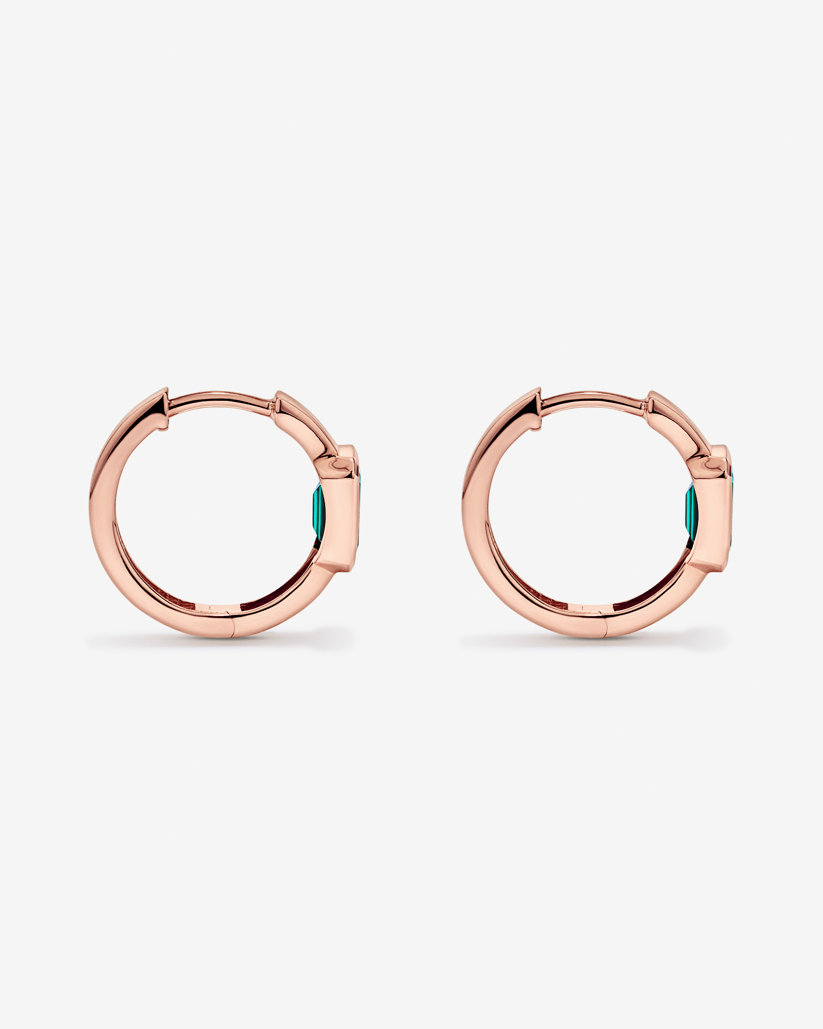 Création de boucles d’oreilles Huggie en lunette émeraude en or rose 10 carats