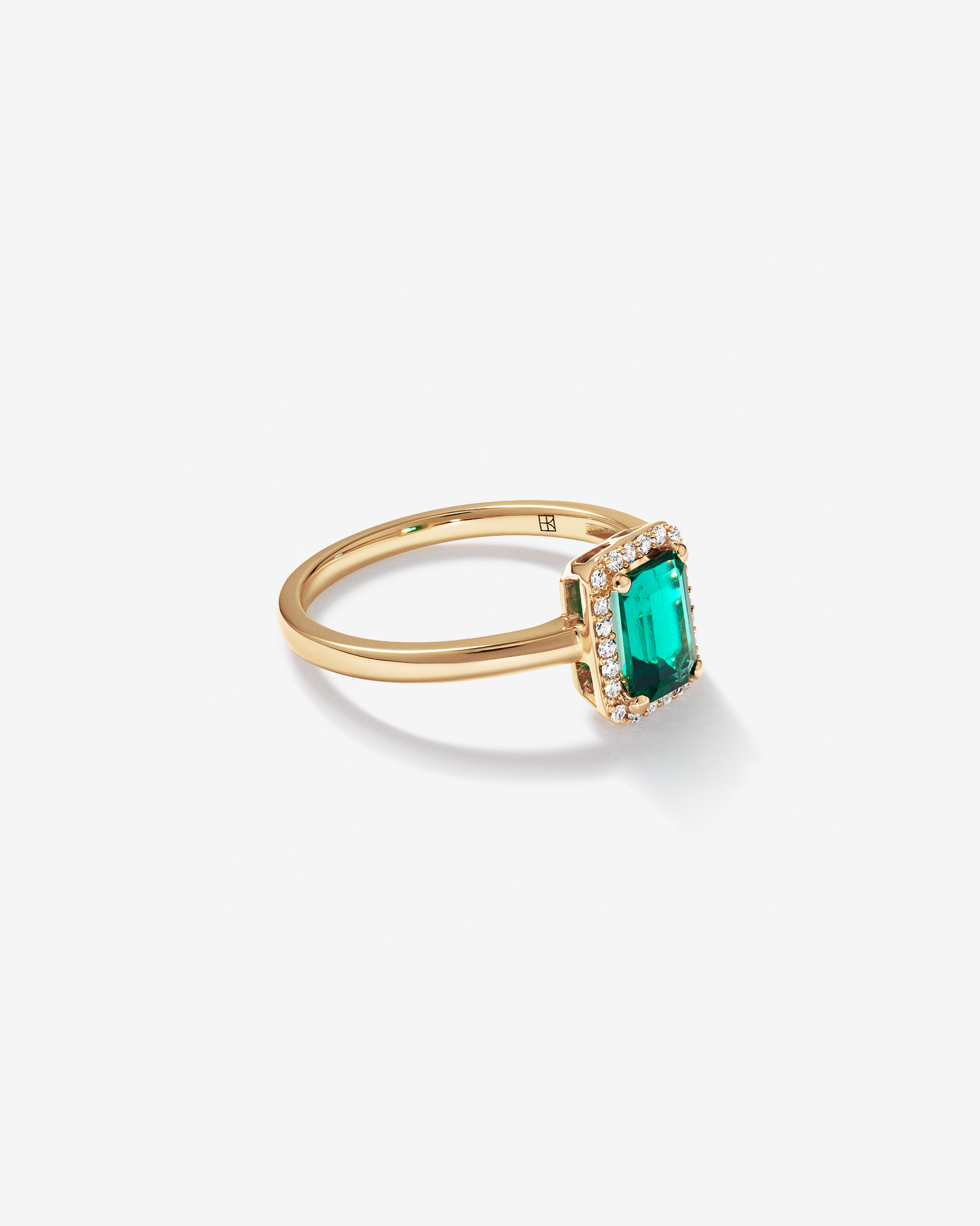 Bague en or jaune 10 carats avec émeraude verte synthétique taille émeraude et halo de diamants