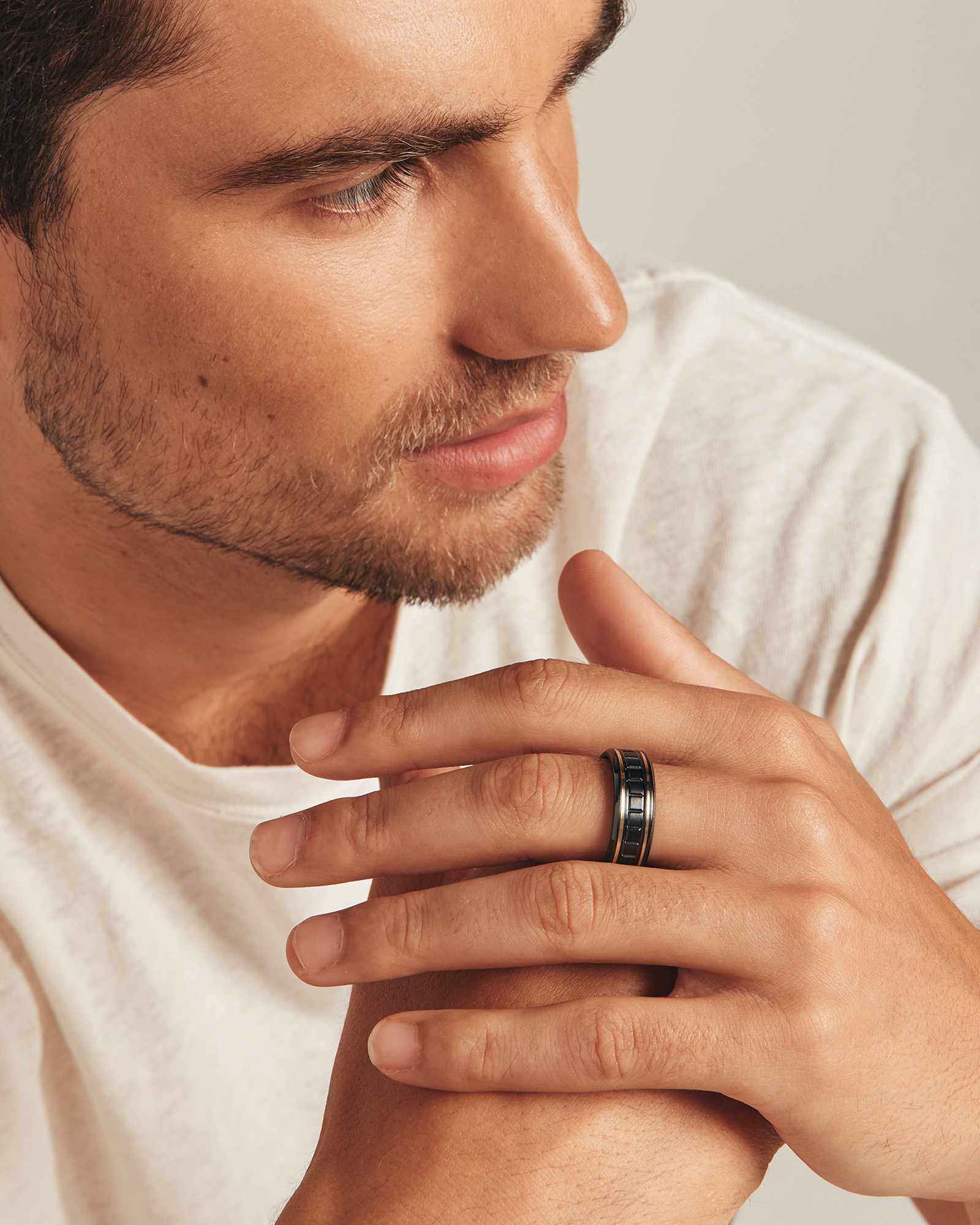 Bague texturée carrée en titane noir avec incrustations or jaune 10 carats