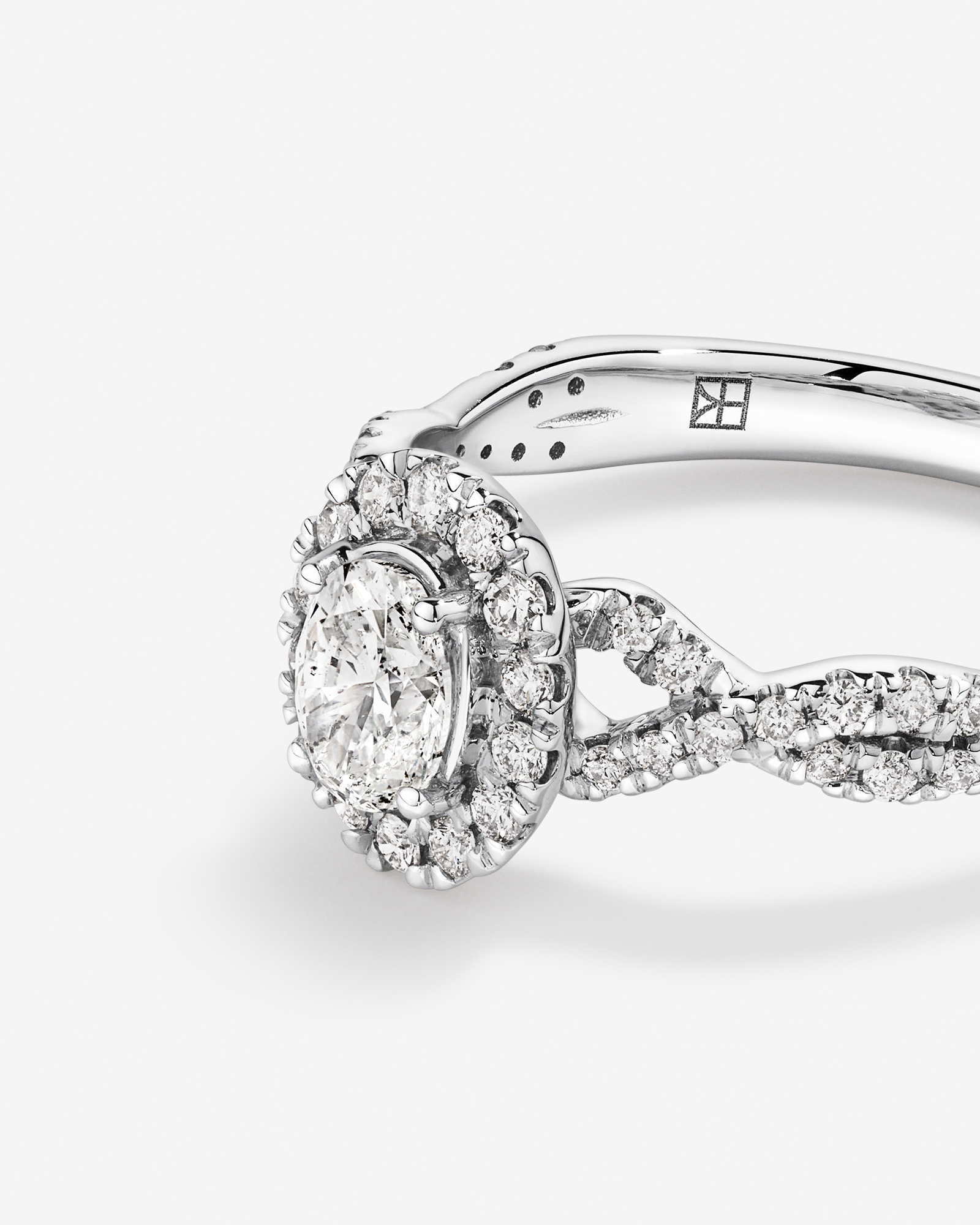 0,75 Carat Poids Total Bague De Fiançailles En Diamant Coupe Ovale Avec Halo Accent Torsadé, En Or Blanc 14 Ct