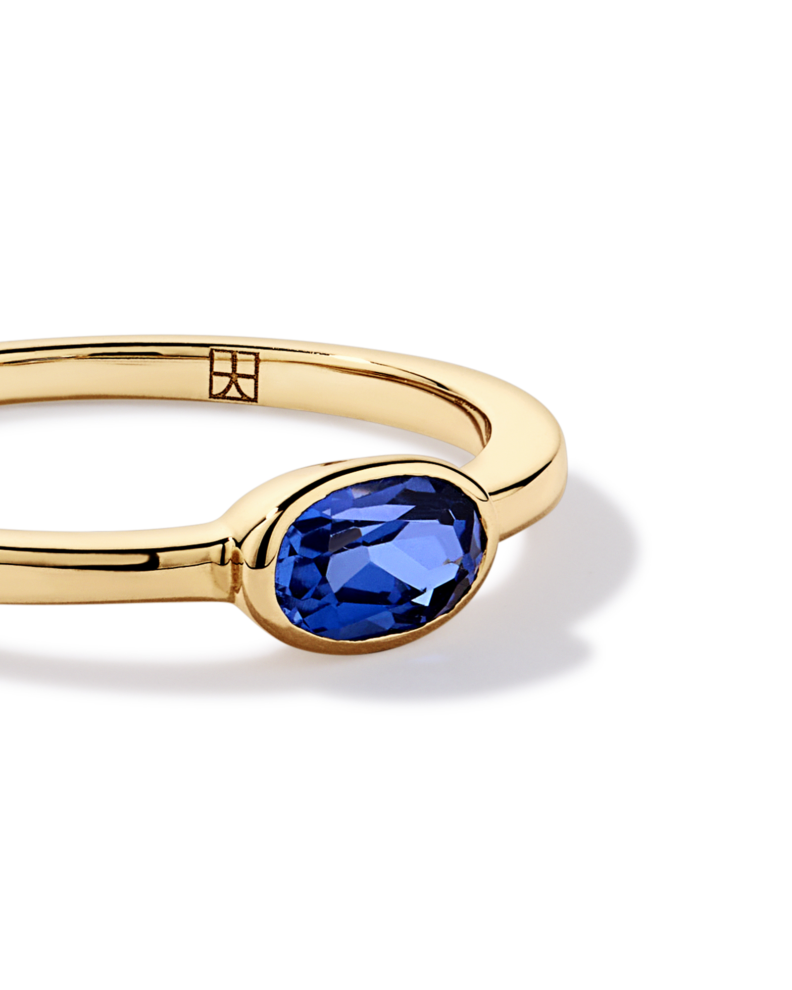 Anneau à lunette en saphir créé d’est ouest or jaune 10 carats