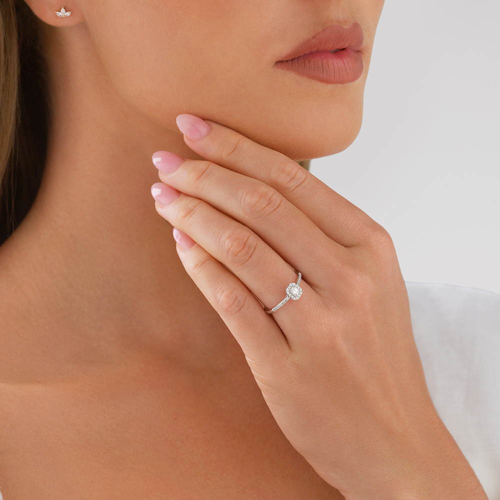 Bague de fiançailles halo taille émeraude avec 0,20 TW de diamants en or blanc 10 carats