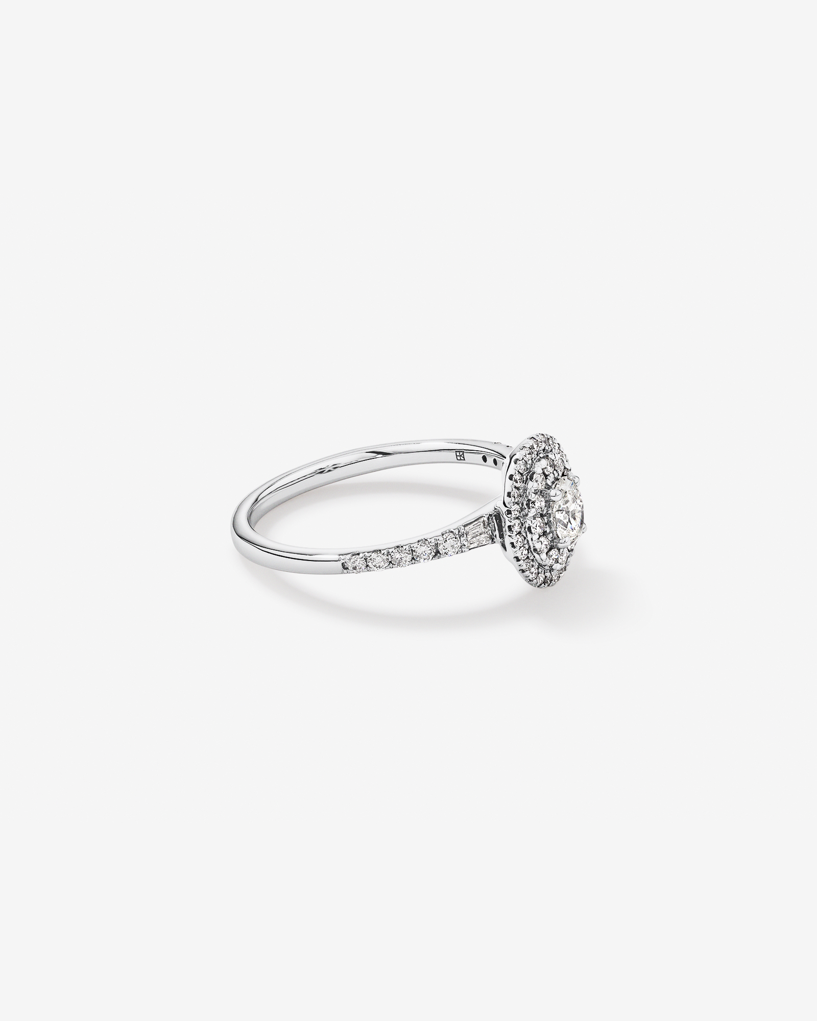 0,58 carat TW bague de fiançailles halo avec diamant ovale et accents latéraux baguette en or blanc 14 carats