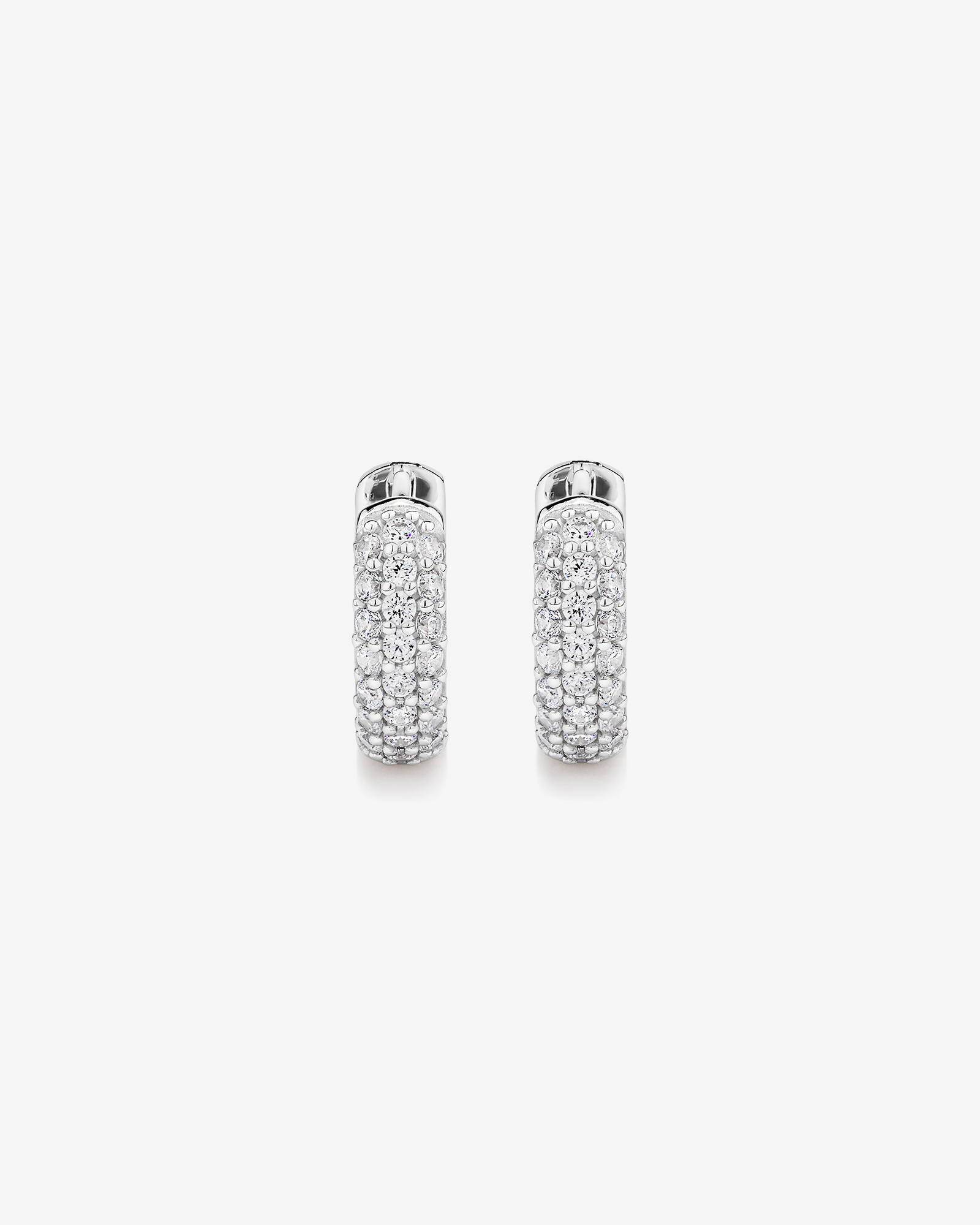 Boucles d'oreilles huggie croix en forme de coussin en zircon cubique en argent sterling