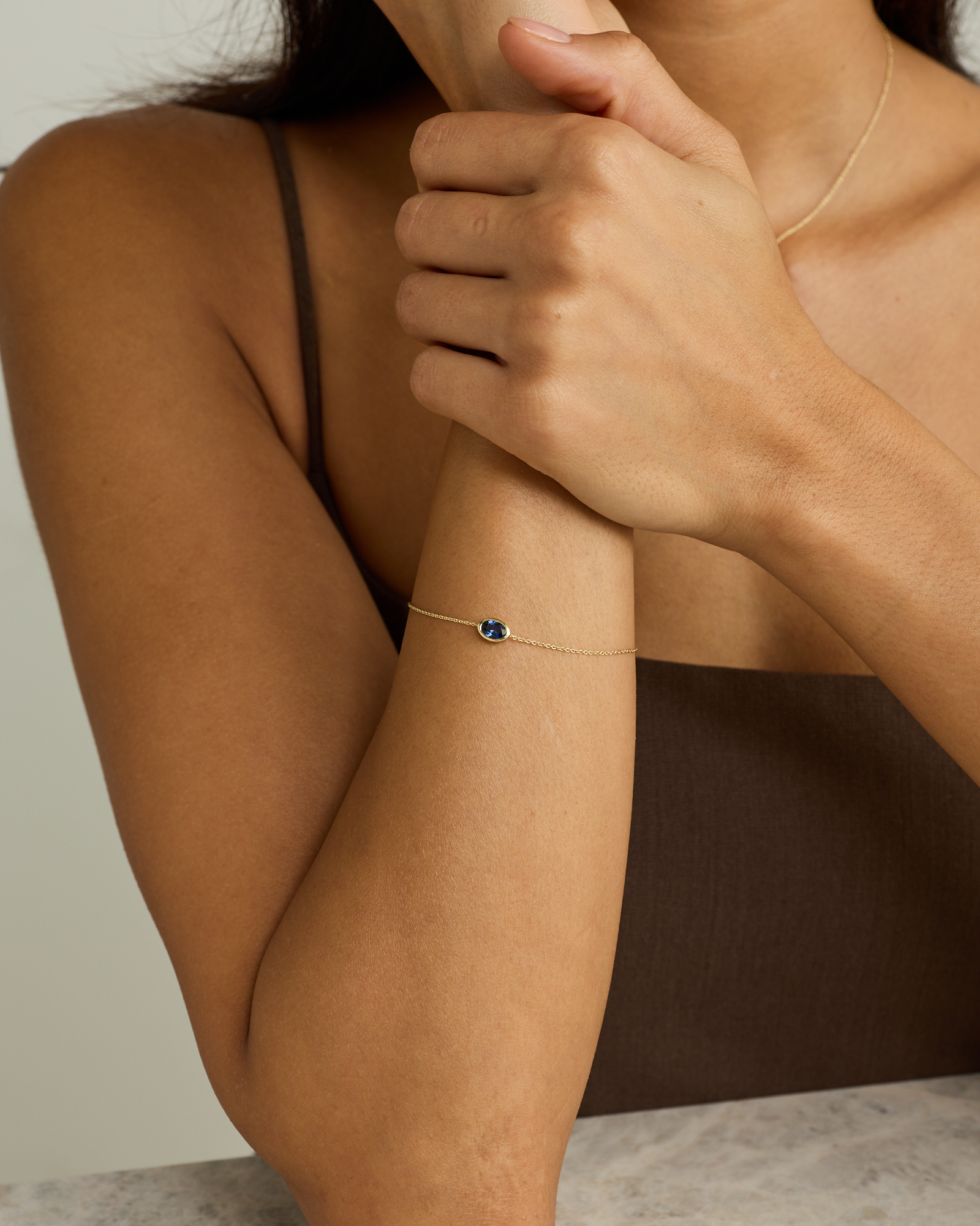 A créé un bracelet saphir bleu en or jaune 10 carats