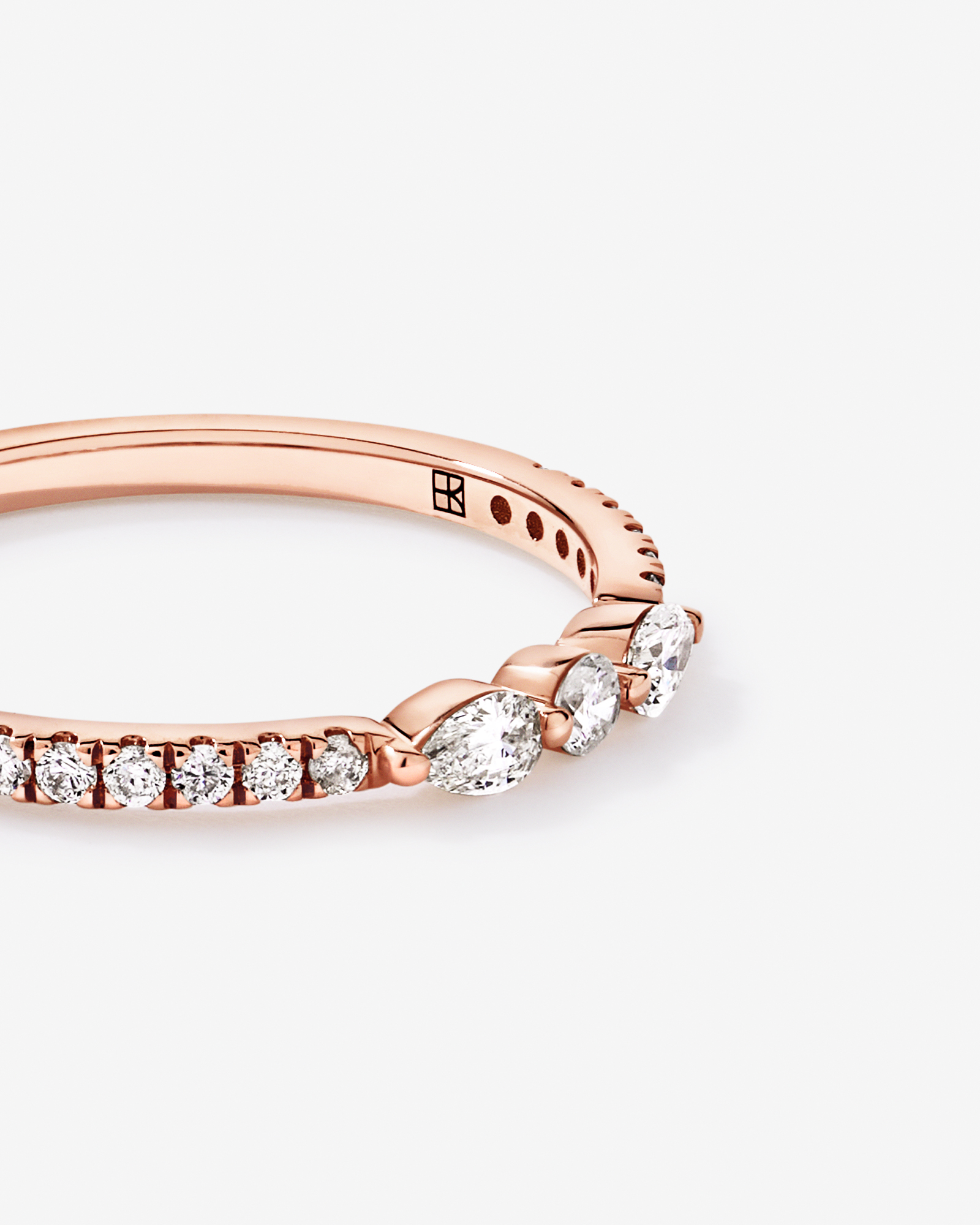 Alliance en or rose 14 carats avec diamants taille poire et taille brillant ronde (poids total de 0,23 carat)