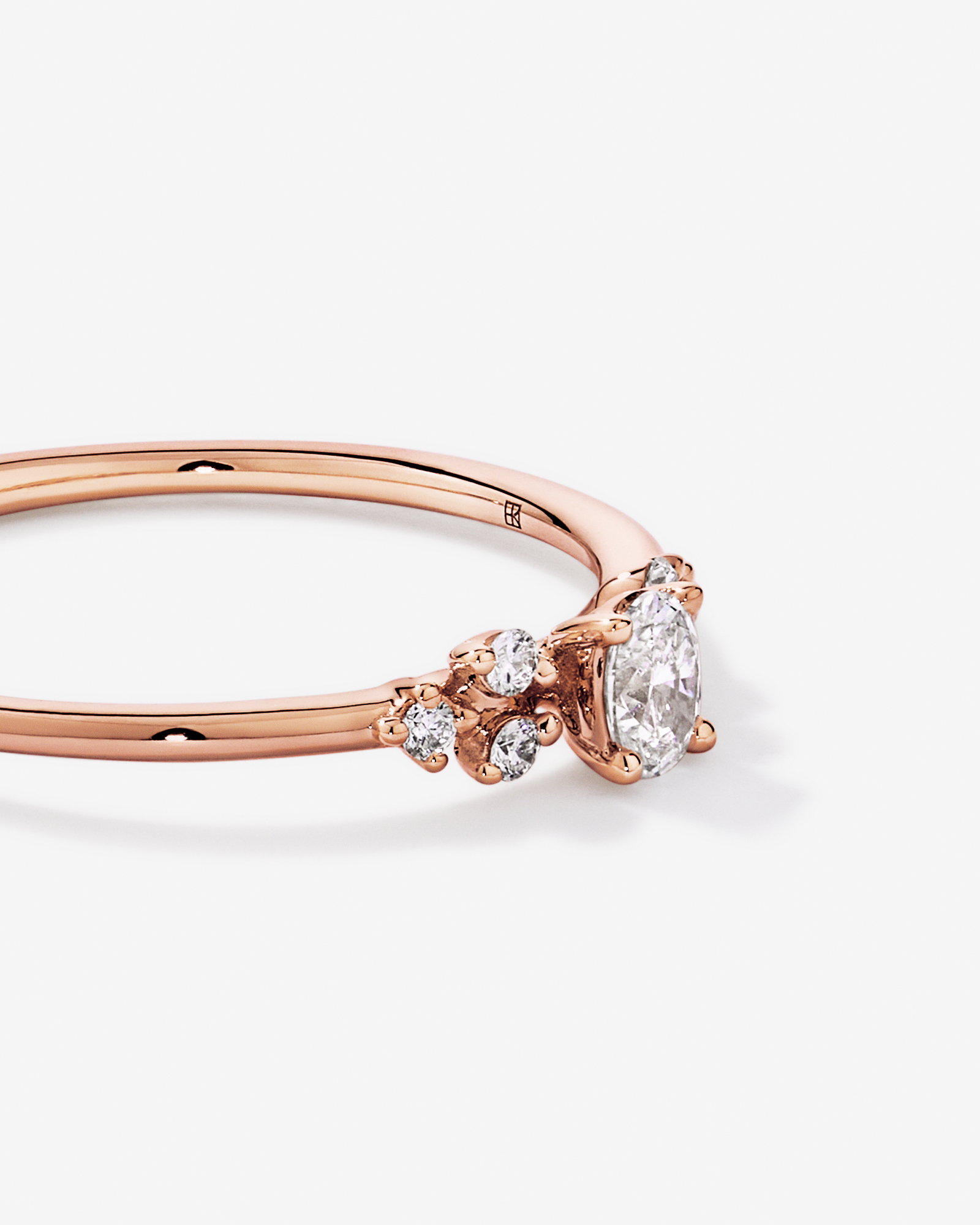 Bague de promesse en or rose 10 carats avec diamants laboratoire taille ovale et brillant rond (poids total 0,20 carat)