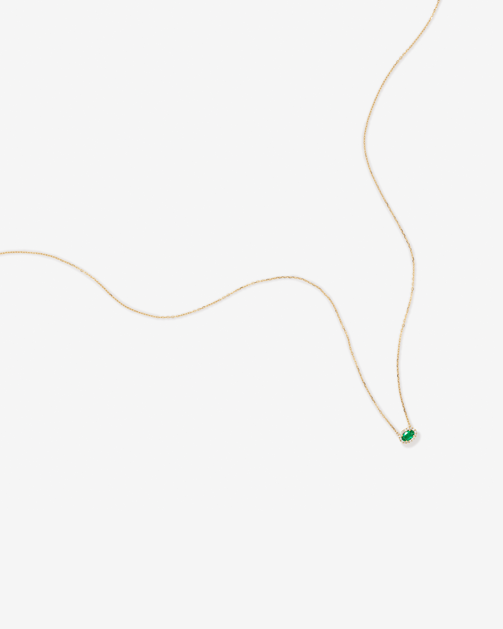 Collier Halo en Pierre Précieuse Émeraude Verte Taille Ovale et 0,05 Carat TW Diamant en Or Jaune 10 kt