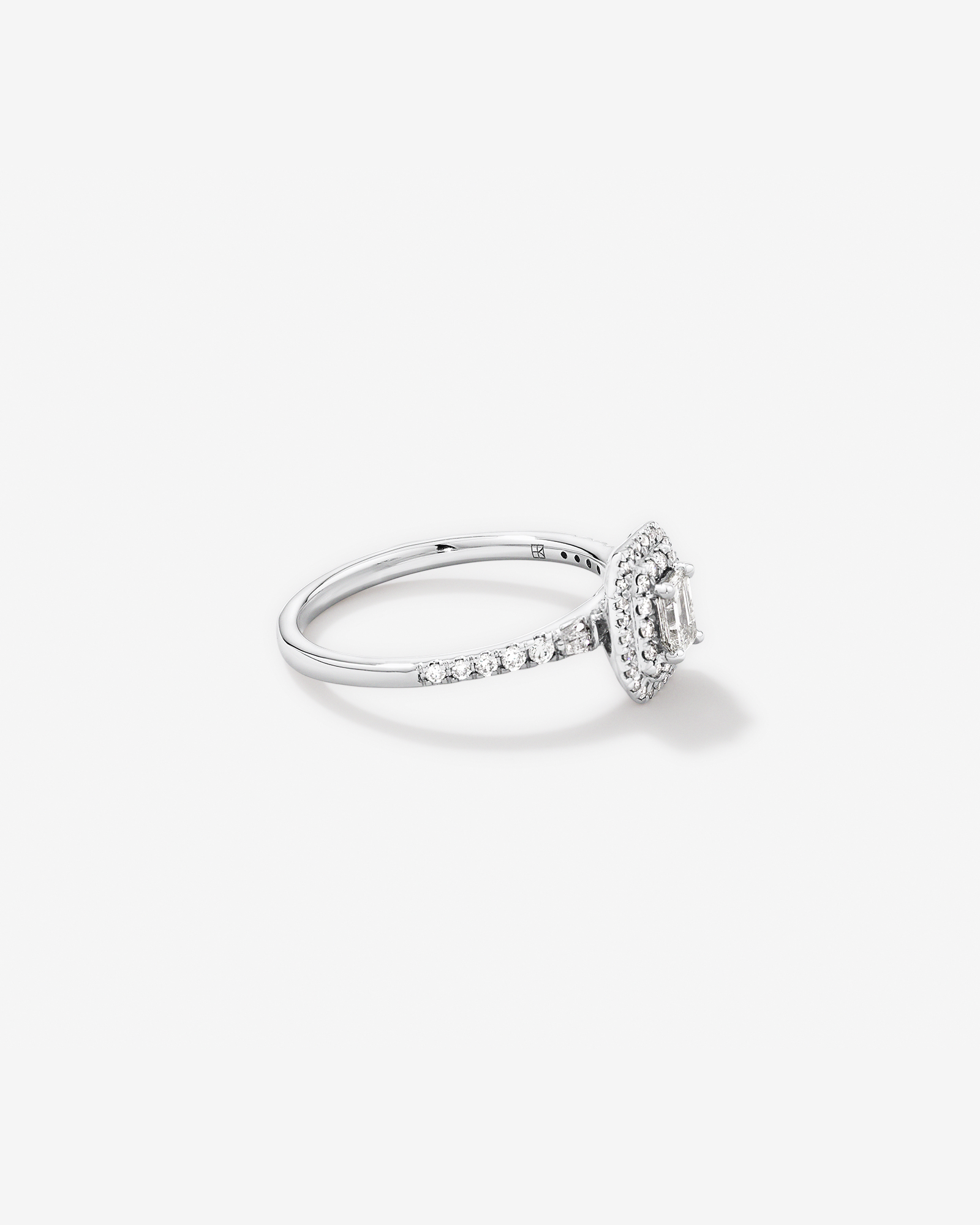 0,55 carat TW bague de fiançailles halo avec diamant taille émeraude et accents latéraux baguette en or blanc 14 carats
