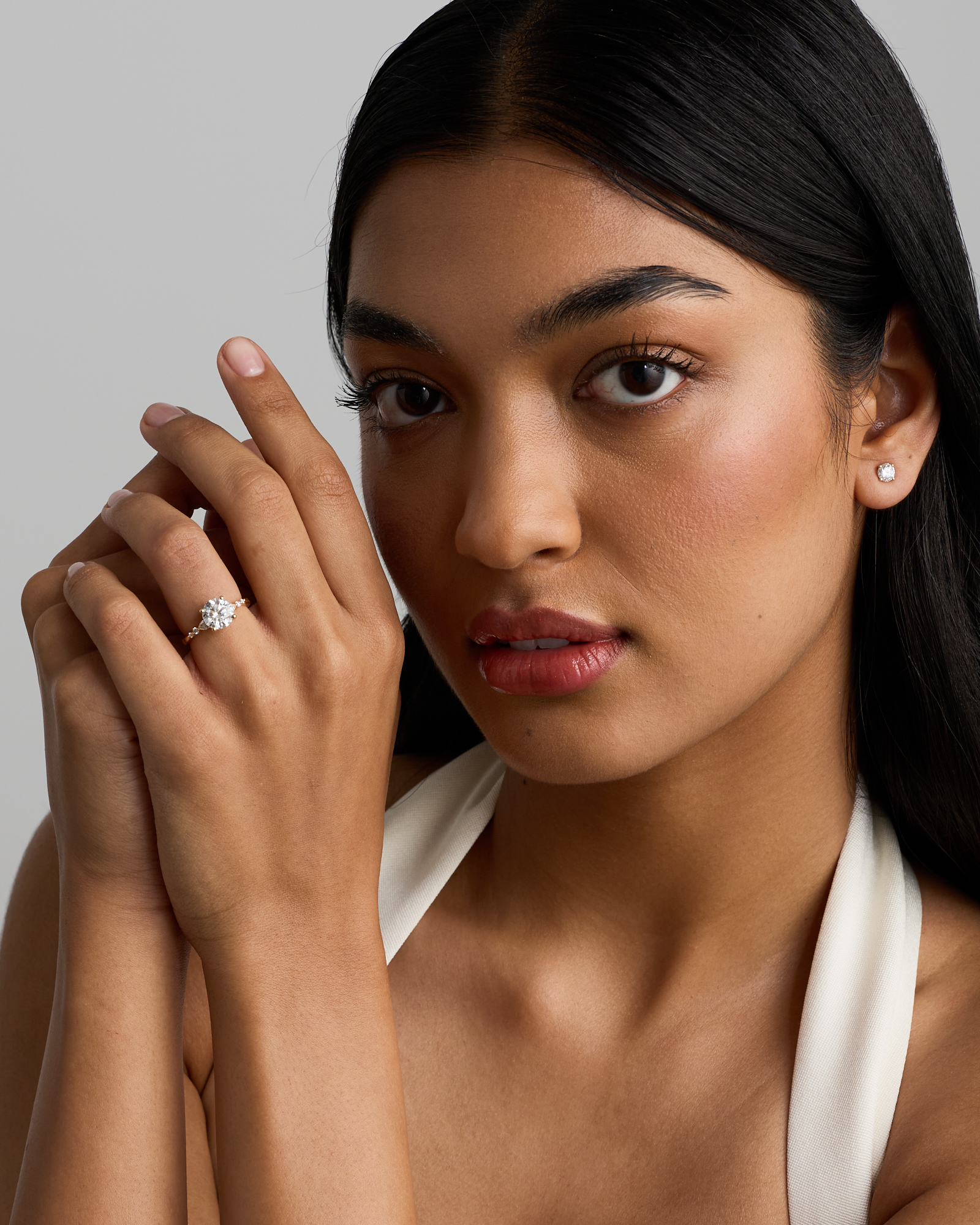 Bague en or jaune 14 carats sertie de diamants ronds brillants et poire synthèse d'un poids total 2,28 carats.