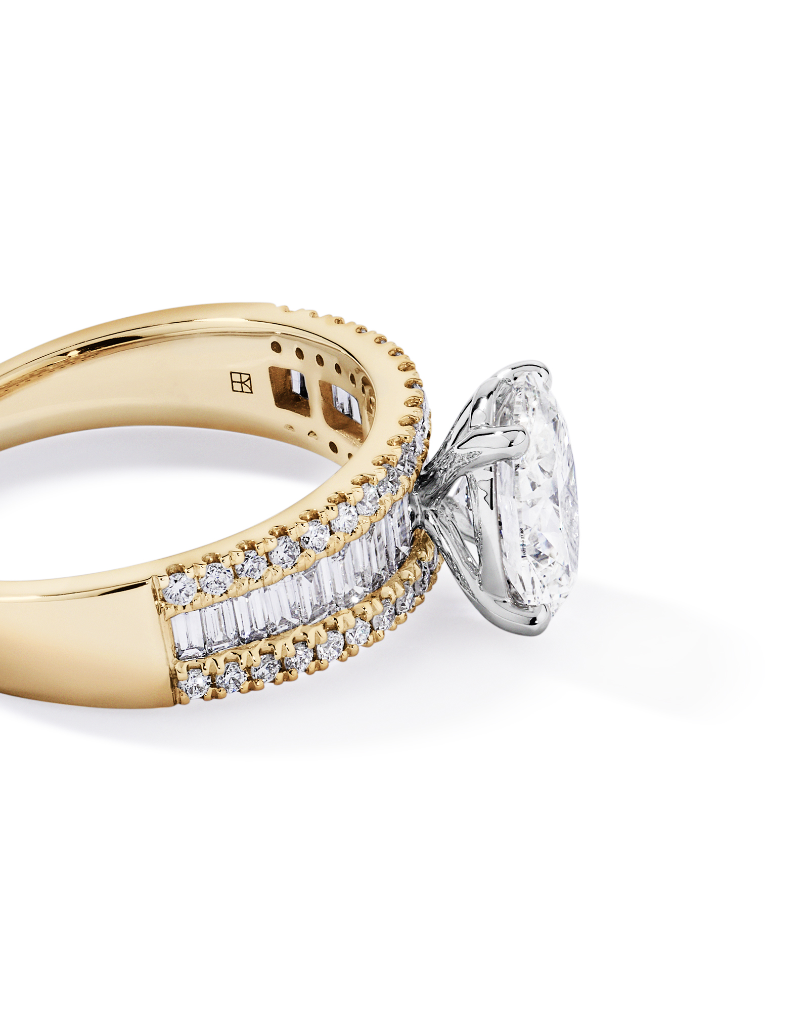 Bague en diamant latérale ovale TW de 2,21 carats et baguette cultivée laboratoire or blanc 14
