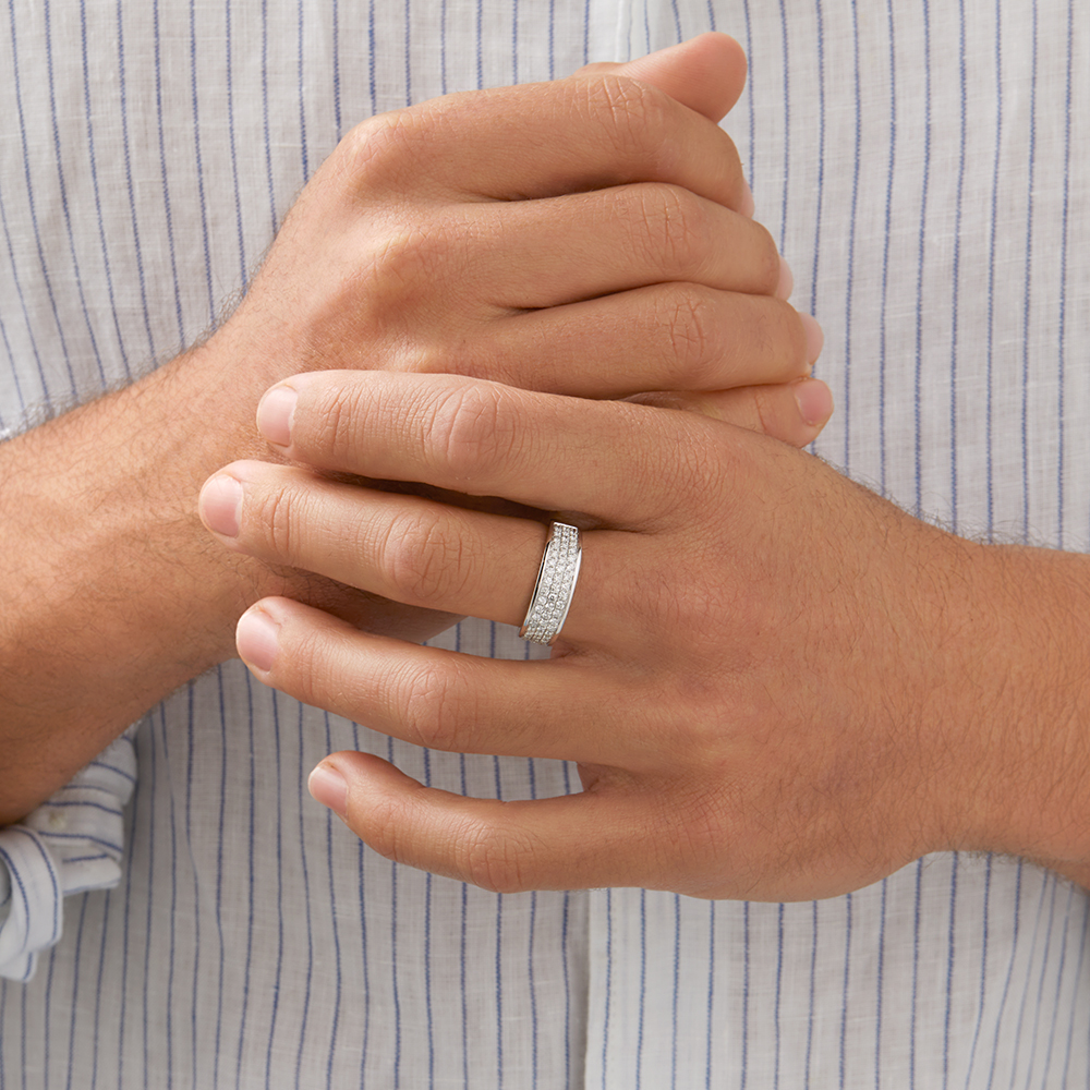 Bague à pavé en or blanc 10 K avec diamants totalisant 0,87 ct pour homme