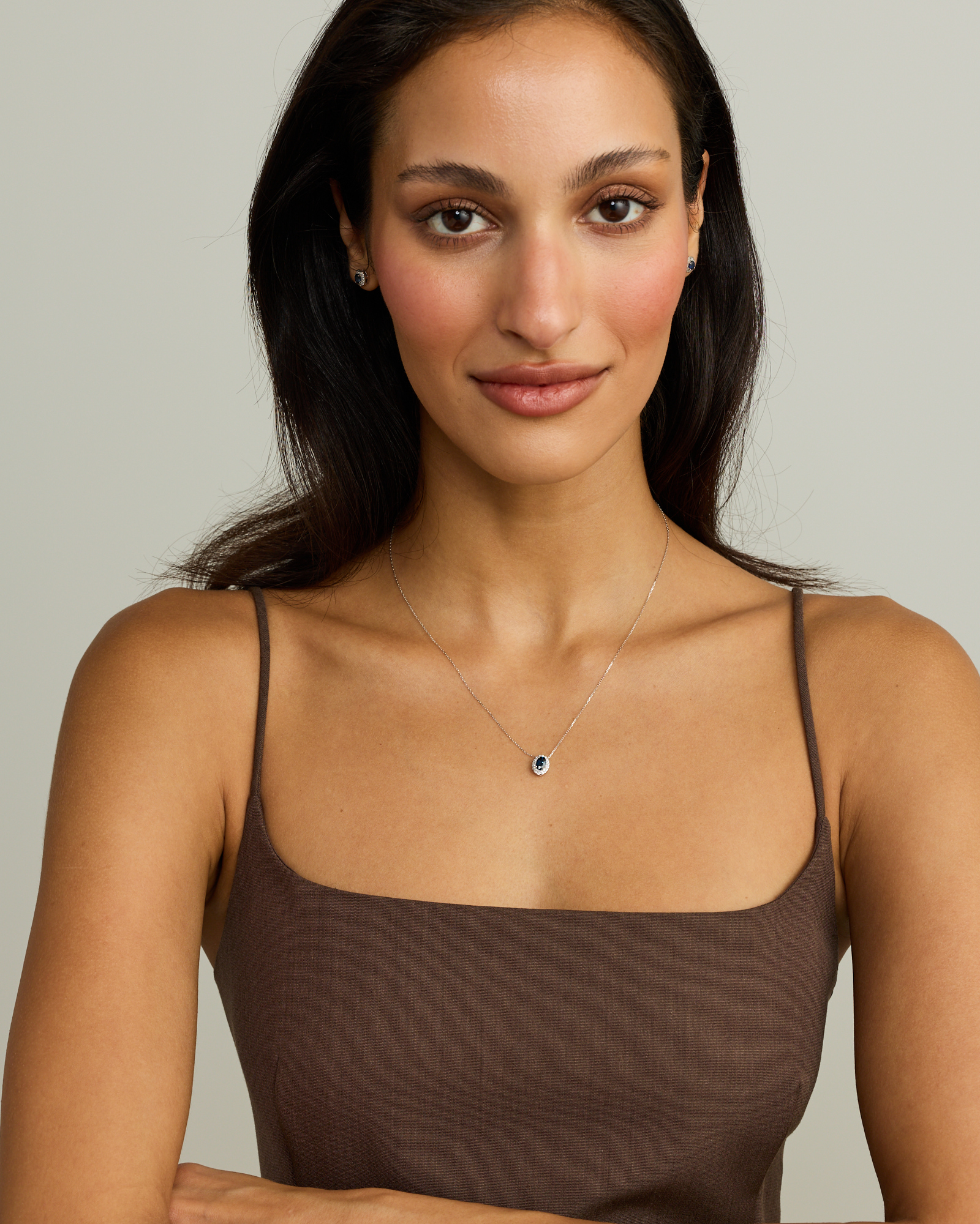 Collier halo en diamant TW en saphir australien et 0,09 carat en or blanc 10 carats